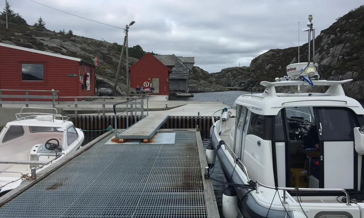 Hissøyna: {"base": "no", "no": "Ilandstigningsbrygge i tilknytning til kaien/friomr\u00e5det.", "se": "Landstigningsbrygga i anslutning till kajen/fria omr\u00e5det.", "en": "Landing pier in connection to the quay/recreational area.", "da": "Landgangsbrygge i tilknytning til kajen/friomr\u00e5det."}