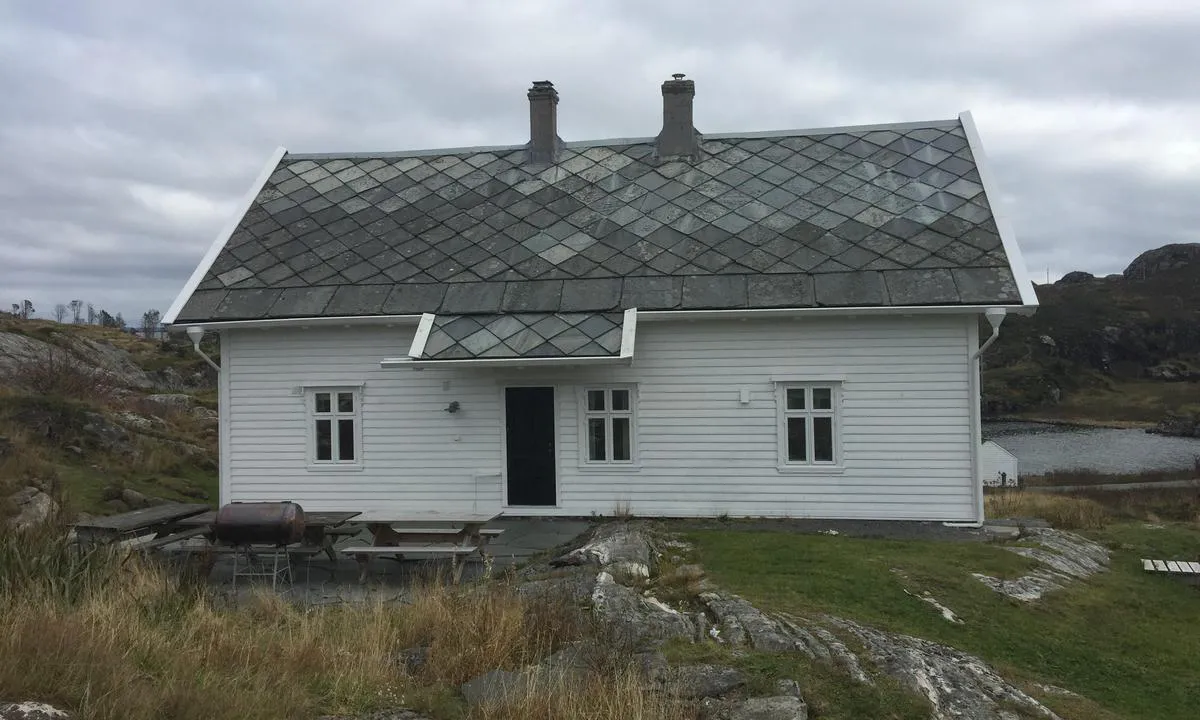 Hissøyna: Kystled huset som kan leies av BOF, ligger i enden av veien på vestsiden av øyen. Langgrunn bade vik sees bakerst til høyre for huset.