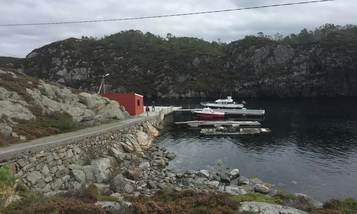 Hissøyna: {"base": "no", "no": "Fin vei innover \u00f8yen.", "se": "Fin v\u00e4g in\u00e5t \u00f6n.", "en": "Good path inland the island.", "da": "Fin vej ind over \u00f8en."}