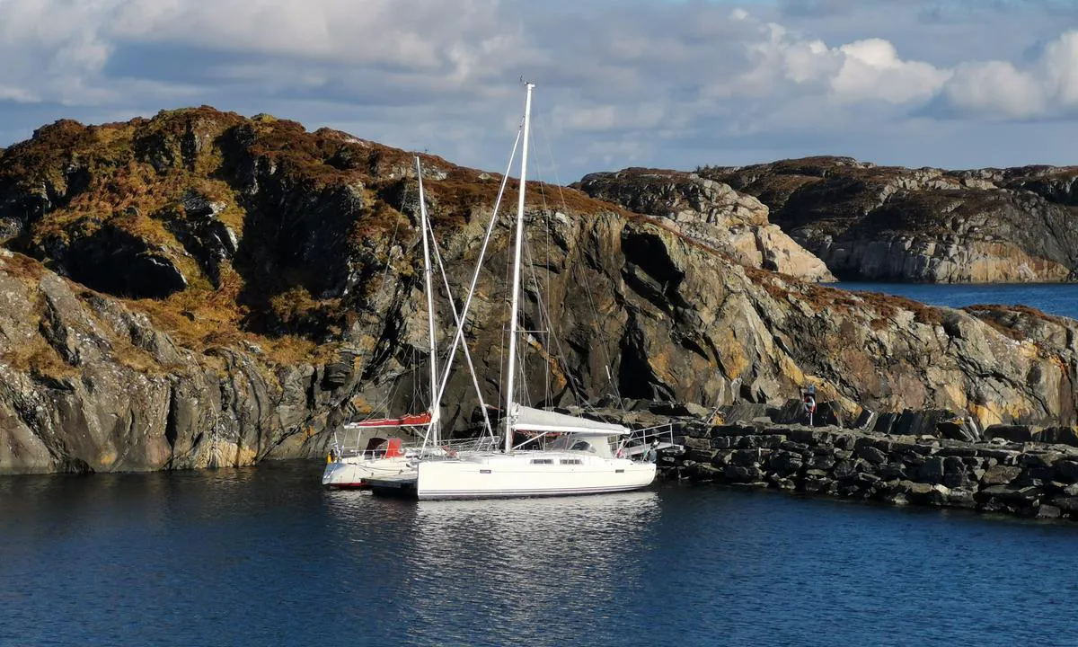 Hissøyna: {"base": "no", "no": "Flytebrygge innerst ved moloen.", "se": "Flytbrygga innerst vid v\u00e5gbrytaren.", "en": "Floating dock innermost by the breakwater.", "da": "Flydebro inderst ved molen."}