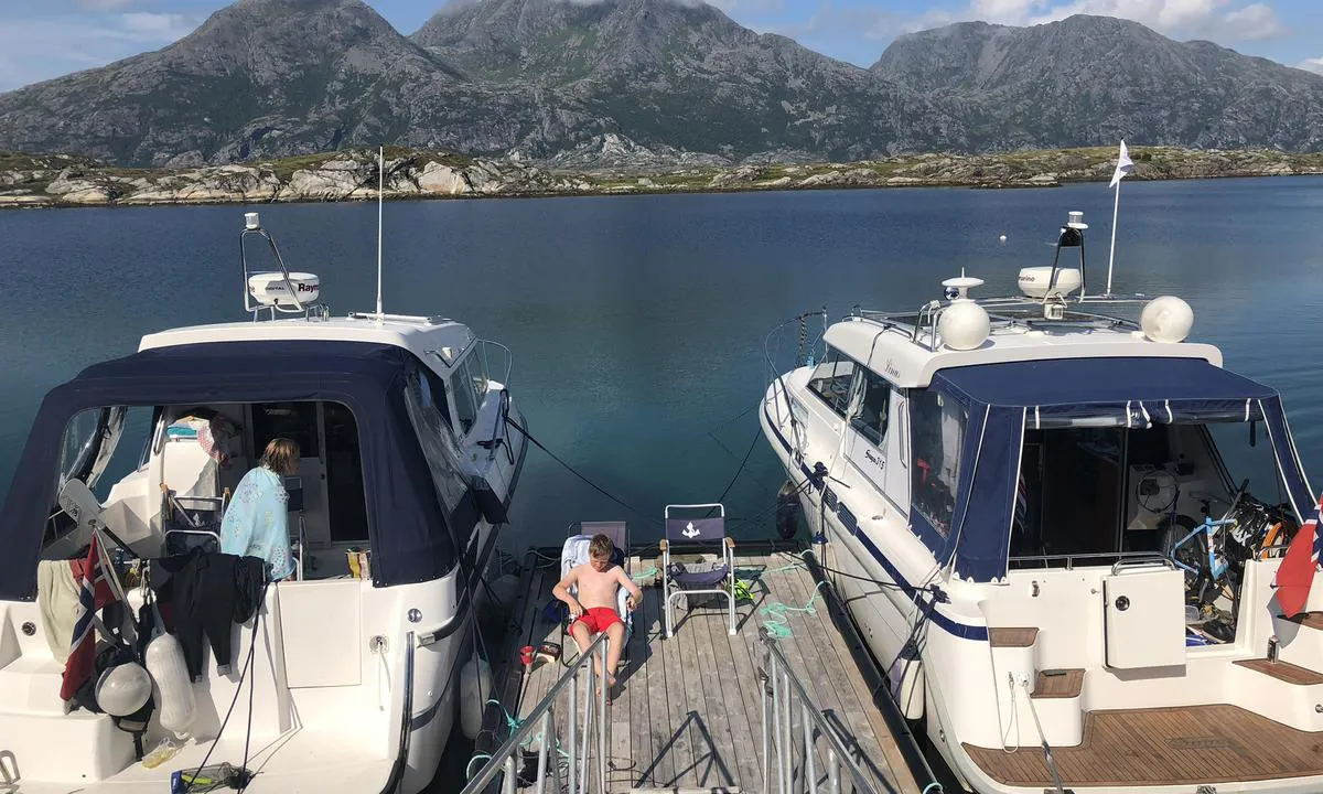 Hjartøyvågen Herøy: {"base": "no", "no": "En utrolig vakker uthavn som \u00abplutselig\u00bb bare dukket opp.", "se": "En otroligt vacker uthamn som 'pl\u00f6tsligt' bara d\u00f6k upp.", "en": "An incredibly beautiful natural harbor that 'suddenly' just appeared.", "da": "En utrolig smuk naturhavn, som \u00abpludselig\u00bb bare dukkede op."}