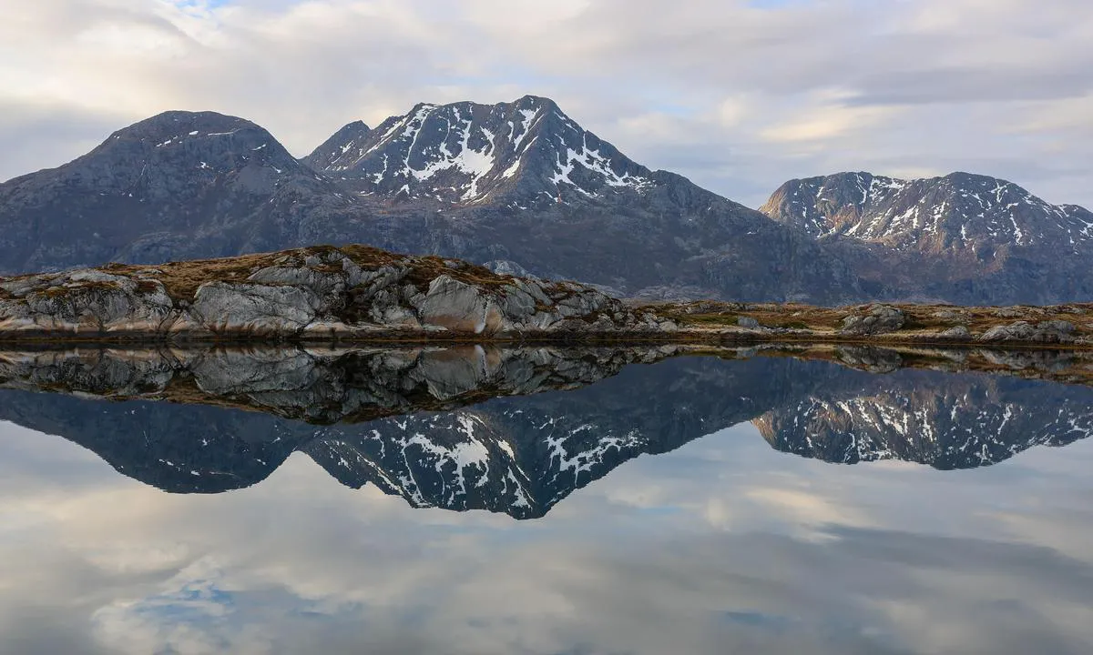 Hjartøyvågen Herøy: {"base": "en", "no": "Utsikt mot nord til D\u00f8nnamannen", "se": "Utsikt norrut mot D\u00f8nnamannen", "en": "View to the north to D\u00f8nnamannen", "da": "Udsigt mod nord til D\u00f8nnamannen"}