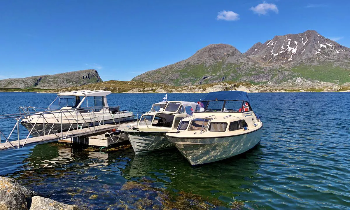 Hjartøyvågen Herøy: {"base": "no", "no": "Stemningsbilde fra en vakker sommerdag p\u00e5 Hjart\u00f8ya.", "se": "St\u00e4mningsbild fr\u00e5n en vacker sommardag p\u00e5 Hjart\u00f6ya.", "en": "Atmospheric photo from a beautiful summer day on Hjart\u00f8ya.", "da": "Stemningsbillede fra en smuk sommerdag p\u00e5 Hjart\u00f8ya."}