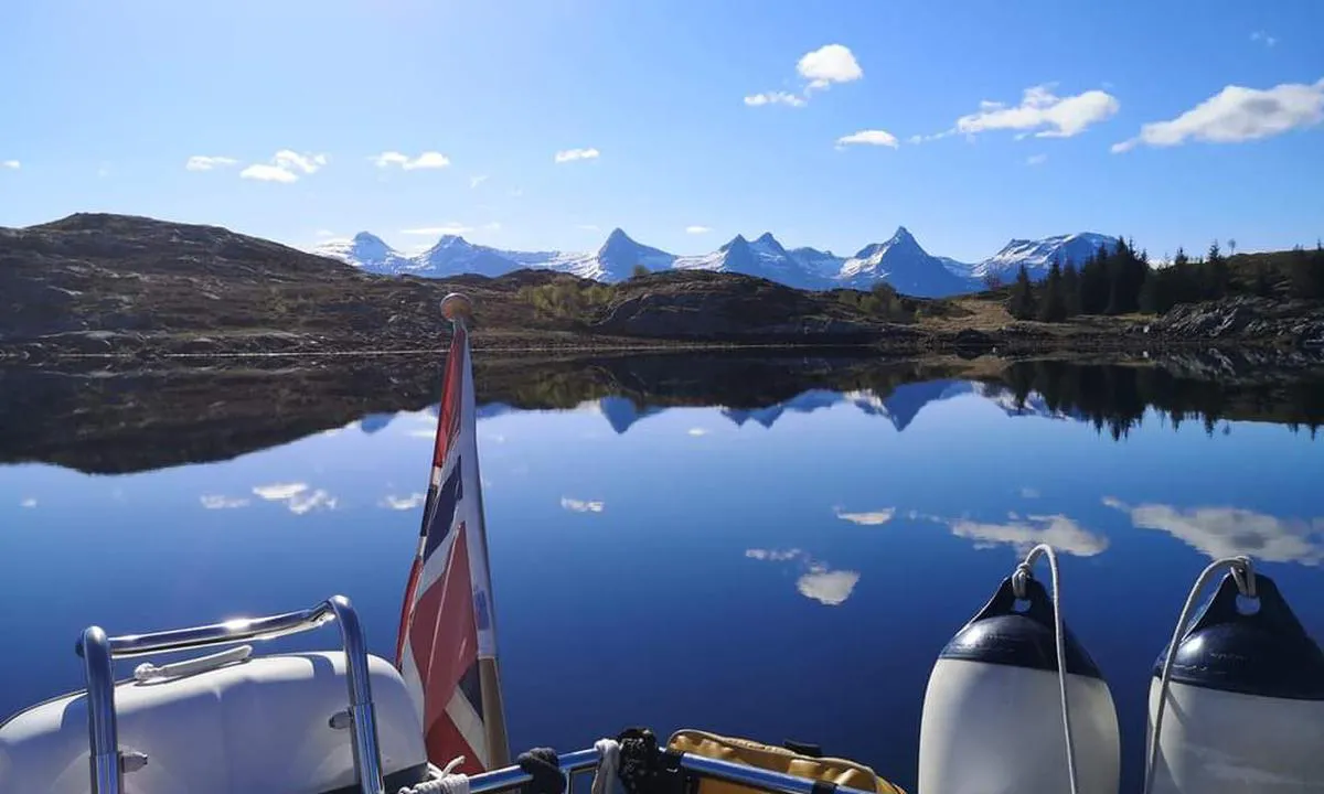 Hjartøyvågen Herøy: {"base": "no", "no": "P\u00e5 svai midt i v\u00e5gen, med god utsikt til de Syv S\u00f8stre. (17. mai 2021).", "se": "P\u00e5 svaj mitt i viken, med god utsikt till de Sju Systrarna. (17. maj 2021).", "en": "At anchor in the middle of the bay, with a good view of the Seven Sisters. (May 17, 2021).", "da": "P\u00e5 svaj midt i vigen, med god udsigt til De Syv S\u00f8stre. (17. maj 2021)."}