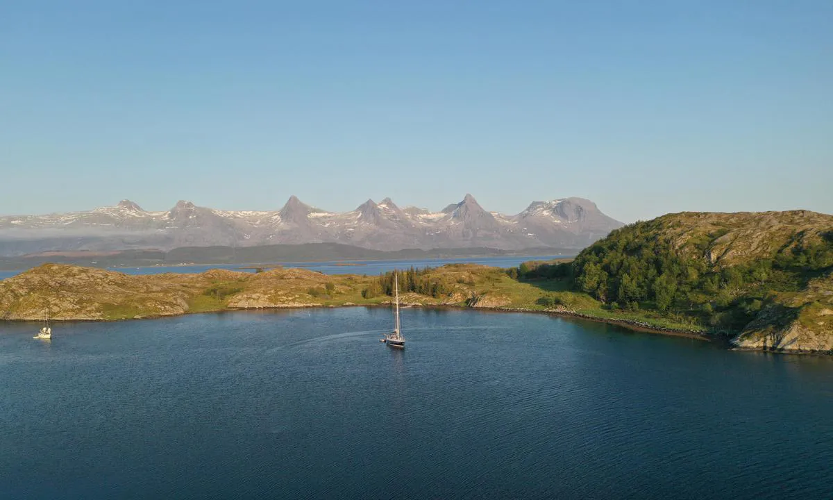 Hjartøyvågen med utsikt til De Syv Søstre