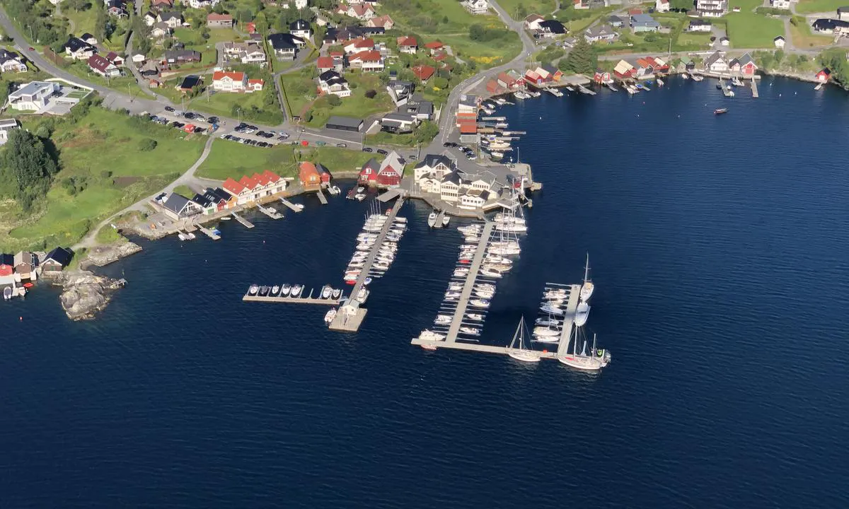 Det er longside fortøying til flytebrygger hos Hjellestad Marina.