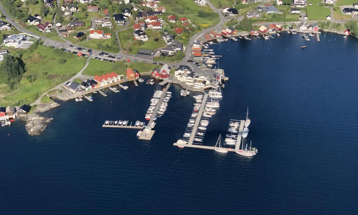 {"base": "no", "no": "Det er longside fort\u00f8ying til flytebrygger hos Hjellestad Marina.", "se": "Det \u00e4r l\u00e5ngsides f\u00f6rt\u00f6jning vid flytbryggor p\u00e5 Hjellestad Marina.", "en": "There is alongside mooring at floating docks at Hjellestad Marina.", "da": "Der er longside fort\u00f8jning til flydebroer hos Hjellestad Marina."}