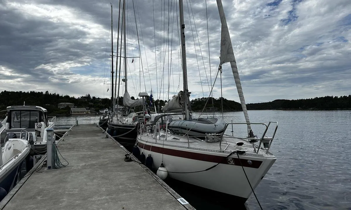 Hjellestad Marina: {"base": "no", "no": "Fine havneforhold, dog usikker p\u00e5 hvor fint det er \u00e5 ligge her p\u00e5 yttersiden i rufsete v\u00e6r.", "se": "Bra hamnf\u00f6rh\u00e5llanden, dock os\u00e4kert hur bra det \u00e4r att ligga h\u00e4r p\u00e5 utsidan i h\u00e5rt v\u00e4der.", "en": "Good harbour conditions, though uncertain how nice it is to stay here on the outer side in rough weather.", "da": "Fine havneforhold, dog usikker p\u00e5 hvor fint det er at ligge her p\u00e5 ydersiden i uroligt vejr."}