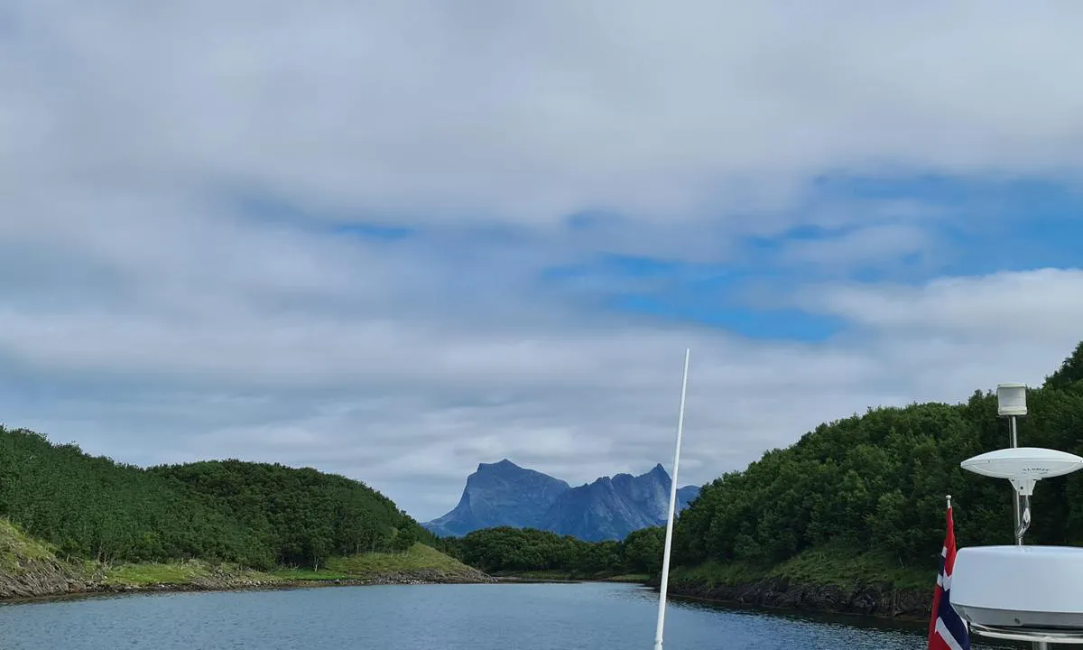 Hjellø Bodø: {"base": "no", "no": "Fin utsikt, ikke langt unna Bod\u00f8. En del av \u00f8yene har ilandstigningsforbud til 31.7...", "se": "Fin utsikt, inte l\u00e5ngt fr\u00e5n Bod\u00f8. Vissa av \u00f6arna har landstigningsf\u00f6rbud till 31/7...", "en": "Nice view, not far from Bod\u00f8. Some of the islands have a landing ban until 31.7.", "da": "Fin udsigt, ikke langt fra Bod\u00f8. En del af \u00f8erne har landgangsforbud til 31.7..."}
