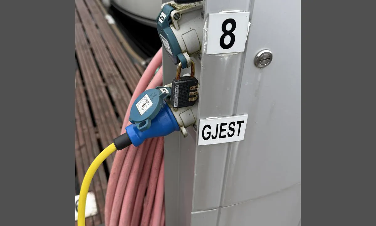 Hjelmås: {"base": "no", "no": "Tilkobling av str\u00f8m for gjester", "se": "Anslutning av el f\u00f6r g\u00e4ster", "en": "Connection of power for guests", "da": "Tilslutning af str\u00f8m for g\u00e6ster", "fr": "Connexion d'\u00e9lectricit\u00e9 pour les invit\u00e9s", "de": "Anschluss von Strom f\u00fcr G\u00e4ste", "es": "Conexi\u00f3n de electricidad para visitantes", "it": "Connessione elettrica per ospiti", "pt": "Conex\u00e3o de energia para convidados", "nl": "Aansluiting van stroom voor gasten", "pl": "Pod\u0142\u0105czenie pr\u0105du dla go\u015bci", "uk": "\u041f\u0456\u0434\u043a\u043b\u044e\u0447\u0435\u043d\u043d\u044f \u0435\u043b\u0435\u043a\u0442\u0440\u043e\u0435\u043d\u0435\u0440\u0433\u0456\u0457 \u0434\u043b\u044f \u0433\u043e\u0441\u0442\u0435\u0439", "ro": "Conectarea la curent electric pentru oaspe\u021bi", "tr": "Misafirler i\u00e7in elektrik ba\u011flant\u0131s\u0131", "el": "\u03a3\u03cd\u03bd\u03b4\u03b5\u03c3\u03b7 \u03c1\u03b5\u03cd\u03bc\u03b1\u03c4\u03bf\u03c2 \u03b3\u03b9\u03b1 \u03b5\u03c0\u03b9\u03c3\u03ba\u03ad\u03c0\u03c4\u03b5\u03c2", "cs": "P\u0159ipojen\u00ed elekt\u0159iny pro hosty", "hu": "\u00c1ramell\u00e1t\u00e1s csatlakoztat\u00e1sa vend\u00e9gek sz\u00e1m\u00e1ra", "fi": "Vieraiden s\u00e4hk\u00f6liit\u00e4nt\u00e4", "bg": "\u0421\u0432\u044a\u0440\u0437\u0432\u0430\u043d\u0435 \u043a\u044a\u043c \u0435\u043b\u0435\u043a\u0442\u0440\u0438\u0447\u0435\u0441\u0442\u0432\u043e \u0437\u0430 \u0433\u043e\u0441\u0442\u0438", "sr": "\u041f\u043e\u0432\u0435\u0437\u0438\u0432\u0430\u045a\u0435 \u0441\u0442\u0440\u0443\u0458\u0435 \u0437\u0430 \u0433\u043e\u0441\u0442\u0435", "et": "K\u00fclaliste jaoks elektri\u00fchendus", "lv": "Elektr\u012bbas piesl\u0113gums viesiem", "lt": "Sve\u010diai, prisijungimas prie elektros"}