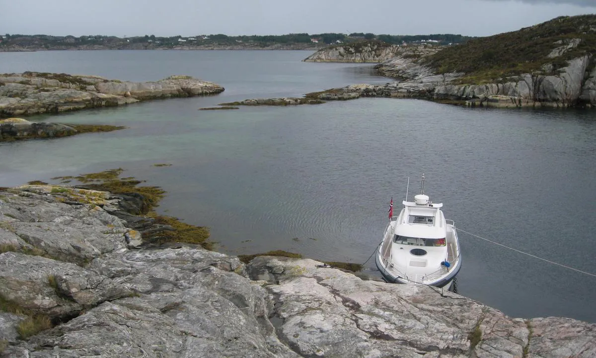 Hjelmo: {"base": "no", "no": "Innseiling sees i \u00f8vrevenstre billedkant. Smal og grunn.", "se": "Insegling ses i \u00f6vre v\u00e4nstra bildkant. Smal och grund.", "en": "The approach can be seen in the upper left corner of the image. Narrow and shallow.", "da": "Indsejling ses i \u00f8verste venstre billedkant. Smal og lavvandet."}