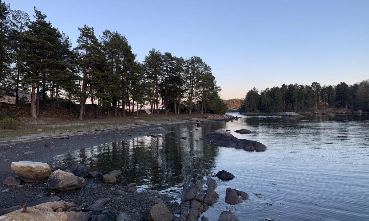 {"base": "no", "no": "Stranda p\u00e5 Hjelp.", "se": "Stranden p\u00e5 Hjelp.", "en": "The Beach at Hjelp.", "da": "Stranda p\u00e5 Hjelp."}