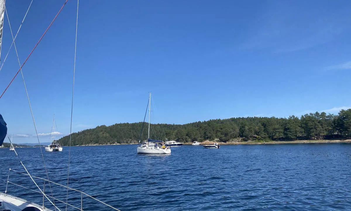 {"base": "no", "no": "Bilde tatt fra s\u00f8r i bukta, ut mot Hjelp til h\u00f8yre i bildet. Holmenkoll\u00e5sen skimtes i bakgrunn.", "se": "Bild tagen fr\u00e5n s\u00f6der i bukten, ut mot Hj\u00e4lp till h\u00f6ger i bilden. Holmenkoll\u00e5sen skymtar i bakgrunden.", "en": "Picture taken from the south in the bay, looking out towards Hjelp to the right in the image. Holmenkoll\u00e5sen is visible in the background.", "da": "Billede taget fra syd i bugten, ud mod Hjelp til h\u00f8jre i billedet. Holmenkollen ses i baggrunden."}