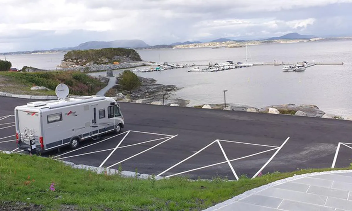 Hjeltefjorden Båtlag og Gjestehavn: {"base": "no", "no": "\u00d8vre bobilparkering med b\u00e5thavnen ned forbi.", "se": "\u00d6vre husbilsparkering med b\u00e5thamnen nedanf\u00f6r.", "en": "Upper motorhome parking with the boat harbor down below.", "da": "\u00d8vre autocamperparkering med b\u00e5dehavnen nedenfor."}