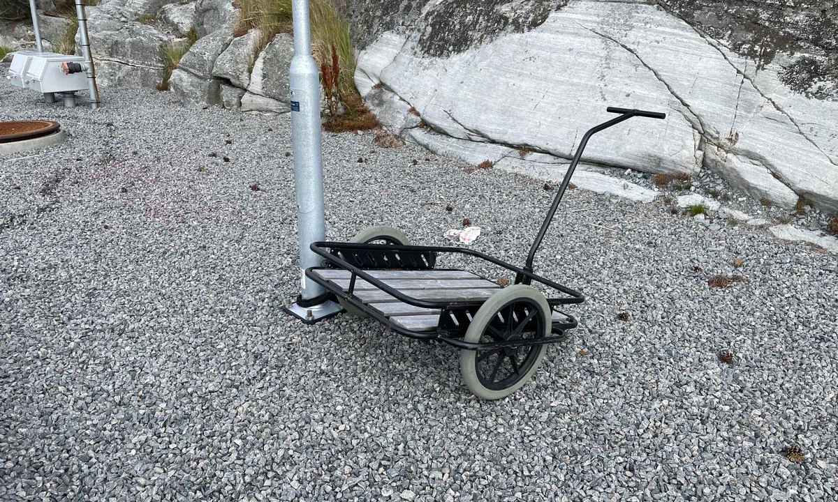 Hjeltefjorden Båtlag og Gjestehavn: {"base": "no", "no": "Tralle for utl\u00e5n, ligger Kiwi og Spar butikk i kort avstand fra havna. Her er ogs\u00e5 spisesteder (lite senter)", "se": "Vagn f\u00f6r utl\u00e5n, ligger Kiwi och Spar butik p\u00e5 kort avst\u00e5nd fr\u00e5n hamnen. H\u00e4r finns ocks\u00e5 matst\u00e4llen (litet centrum)", "en": "Cart for loan, Kiwi and Spar store are a short distance from the harbor. There are also dining places (small center)", "da": "Traller til l\u00e5ns, ligger Kiwi og Spar butik i kort afstand fra havnen. Her er ogs\u00e5 spisesteder (lille center)"}