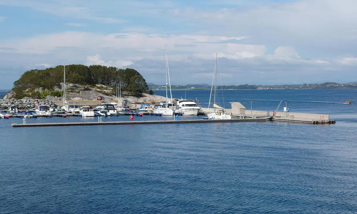 Hjeltefjorden Båtlag og Gjestehavn: {"base": "no", "no": "Heile f\u00f8rste piren er for gjesteb\u00e5tar. Best skjerming fr\u00e5 b\u00f8lger p\u00e5 innsida.", "se": "Hela f\u00f6rsta piren \u00e4r f\u00f6r g\u00e4stb\u00e5tar. B\u00e4st skydd mot v\u00e5gor p\u00e5 insidan.", "en": "The entire first pier is for guest boats. Best protection from waves on the inside.", "da": "Hele f\u00f8rste mole er for g\u00e6steb\u00e5de. Bedst afsk\u00e6rmning fra b\u00f8lger p\u00e5 indersiden."}