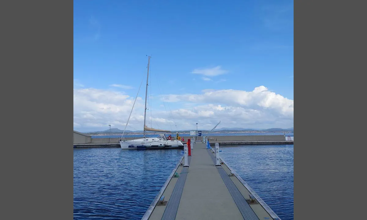 Hjeltefjorden Båtlag og Gjestehavn: {"base": "no", "no": "Solide brygger med straum og vatn innan rekkevidde for alle", "se": "Solida bryggor med str\u00f6m och vatten inom r\u00e4ckh\u00e5ll f\u00f6r alla", "en": "Solid docks with power and water within reach for all", "da": "Solid bro med str\u00f8m og vand inden for r\u00e6kkevidde til alle"}