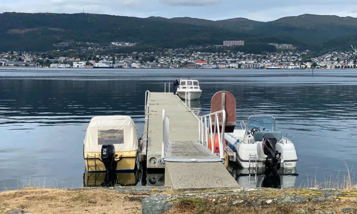 Hjertøya Betongbrygge: Gjestebrygga sett fra landsiden. På stille dager går det fint å fortøye langsides.