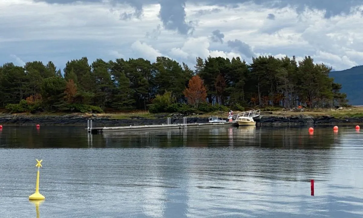 Hjertøya Betongbrygge: {"base": "no", "no": "Gjestebrygga p\u00e5 Hjert\u00f8ya. Foto: Per-Helge Berg", "se": "G\u00e4stbryggan p\u00e5 Hj\u00e4rt\u00f6n. Foto: Per-Helge Berg", "en": "The guest pier at Hjert\u00f8ya. Photo: Per-Helge Berg", "da": "G\u00e6stebroen p\u00e5 Hjert\u00f8ya. Foto: Per-Helge Berg"}