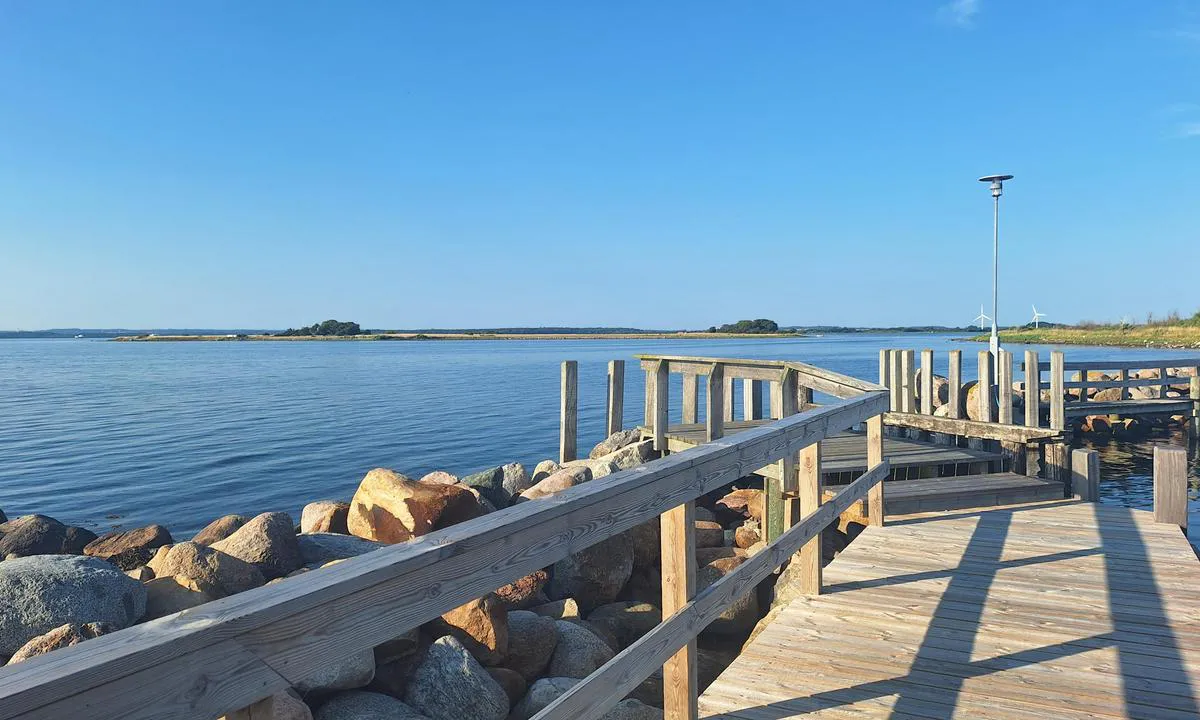 Hjortø Havn: {"base": "en", "no": "Nye broer", "se": "Nya broar", "en": "New bridges", "da": "Nye broer", "fr": "Nouveaux ponts", "de": "Neue Br\u00fccken", "es": "Nuevos puentes", "it": "Nuovi ponti", "pt": "Novas pontes", "nl": "Nieuwe bruggen", "pl": "Nowe mosty", "uk": "\u041d\u043e\u0432\u0456 \u043c\u043e\u0441\u0442\u0438", "ro": "Poduri noi", "tr": "Yeni k\u00f6pr\u00fcler", "el": "\u039d\u03ad\u03b5\u03c2 \u03b3\u03ad\u03c6\u03c5\u03c1\u03b5\u03c2", "cs": "Nov\u00e9 mosty", "hu": "\u00daj hidak", "fi": "Uudet sillat", "bg": "\u041d\u043e\u0432\u0438 \u043c\u043e\u0441\u0442\u043e\u0432\u0435", "sr": "Novi mostovi", "et": "Uued sillad", "lv": "Jauni tilti", "lt": "Nauji tiltai"}