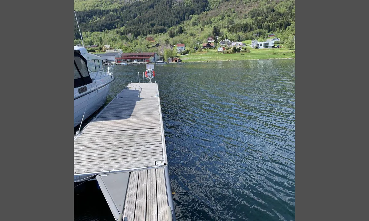 Hjørungavåg Gjestehavn: {"base": "no", "no": "Pir gjestebrygge sett fra s\u00f8r", "se": "Pir g\u00e4stbrygga sedd fr\u00e5n s\u00f6der", "en": "Pier guest dock seen from the south", "da": "Pir g\u00e6stebrygge set fra syd"}