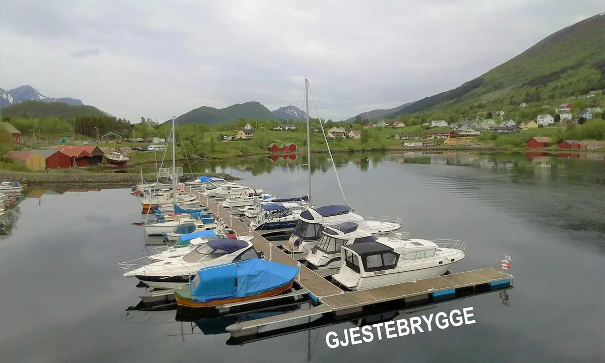 Hjørungavåg Gjestehavn: {"base": "no", "no": "Gjestebrygge sett fra \u00f8st", "se": "G\u00e4stbrygga sedd fr\u00e5n \u00f6st", "en": "Guest pier seen from the east", "da": "G\u00e6stebro set fra \u00f8st"}