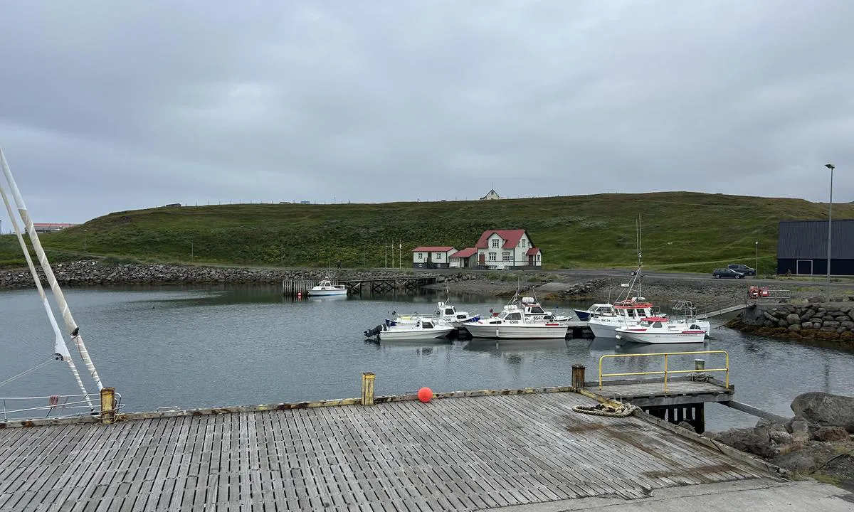Hofsós: {"base": "en", "no": "Utsikt fra hovedkaien til flytebryggen for sm\u00e5 b\u00e5ter. Den bakre trebryggen skal ikke brukes, da den er forringet.", "se": "Utsikt fr\u00e5n huvudkajen till den flytande sm\u00e5b\u00e5tspontonen. Den bakre tr\u00e4bryggan f\u00e5r inte anv\u00e4ndas, eftersom den har f\u00f6rs\u00e4mrats.", "en": "View from the main pier to the floating small boat pontoon. The wooden pier in the rear is not to be used, as it depreciated.", "da": "Udsigt fra hovedmolen til den flydende lilleb\u00e5dsponton. Tr\u00e6molen i baggrunden m\u00e5 ikke benyttes, da den er nedslidt.", "fr": "Vue depuis le quai principal sur le ponton flottant pour petits bateaux. Le quai en bois \u00e0 l'arri\u00e8re ne doit pas \u00eatre utilis\u00e9, car il est d\u00e9t\u00e9rior\u00e9.", "de": "Blick vom Hauptpier auf das schwimmende kleine Bootsponton. Der h\u00f6lzerne Pier im hinteren Bereich darf nicht benutzt werden, da er abgenutzt ist.", "es": "Vista desde el muelle principal hacia el pont\u00f3n flotante para peque\u00f1as embarcaciones. El muelle de madera en la parte trasera no debe usarse, ya que est\u00e1 deteriorado.", "it": "Vista dal molo principale sul pontile galleggiante per piccole imbarcazioni. Il molo di legno sullo sfondo non deve essere utilizzato, poich\u00e9 \u00e8 deteriorato.", "pt": "Vista do cais principal para o pont\u00e3o flutuante de barcos pequenos. O cais de madeira na parte de tr\u00e1s n\u00e3o deve ser usado, pois est\u00e1 depreciado.", "nl": "Uitzicht vanaf de hoofdsteiger naar de drijvende kleine boot ponton. De houten pier aan de achterzijde mag niet worden gebruikt, omdat deze in slechte staat verkeert.", "pl": "Widok z g\u0142\u00f3wnego molo na p\u0142ywaj\u0105cy pomost dla ma\u0142ych \u0142odzi. Drewniane molo z ty\u0142u nie mo\u017ce by\u0107 u\u017cywane, poniewa\u017c jest zdeprecjonowane.", "uk": "\u0412\u0438\u0434 \u0456\u0437 \u0433\u043e\u043b\u043e\u0432\u043d\u043e\u0457 \u043f\u0440\u0438\u0441\u0442\u0430\u043d\u0456 \u043d\u0430 \u043f\u043b\u0430\u0432\u0443\u0447\u0438\u0439 \u043f\u043e\u043d\u0442\u043e\u043d \u0434\u043b\u044f \u043c\u0430\u043b\u0438\u0445 \u0447\u043e\u0432\u043d\u0456\u0432. \u0414\u0435\u0440\u0435\u0432'\u044f\u043d\u0430 \u043f\u0440\u0438\u0441\u0442\u0430\u043d\u044c \u043d\u0430 \u0437\u0430\u0434\u043d\u044c\u043e\u043c\u0443 \u043f\u043b\u0430\u043d\u0456 \u043d\u0435 \u043f\u0456\u0434\u043b\u044f\u0433\u0430\u0454 \u0432\u0438\u043a\u043e\u0440\u0438\u0441\u0442\u0430\u043d\u043d\u044e, \u043e\u0441\u043a\u0456\u043b\u044c\u043a\u0438 \u0432\u043e\u043d\u0430 \u0437\u043d\u043e\u0448\u0435\u043d\u0430.", "ro": "Vedere de la debarcaderul principal c\u0103tre pontonul plutitor pentru b\u0103rci mici. Debarcaderul de lemn din spate nu trebuie utilizat, deoarece este depreciat.", "tr": "Ana iskeleden k\u00fc\u00e7\u00fck y\u00fczer tekne pontonuna bak\u0131\u015f. Arkadaki ah\u015fap iskele kullan\u0131lmamal\u0131d\u0131r, \u00e7\u00fcnk\u00fc deforme olmu\u015ftur.", "el": "\u0398\u03ad\u03b1 \u03b1\u03c0\u03cc \u03c4\u03bf\u03bd \u03ba\u03cd\u03c1\u03b9\u03bf \u03bc\u03cc\u03bb\u03bf \u03c0\u03c1\u03bf\u03c2 \u03c4\u03b7\u03bd \u03c0\u03bb\u03c9\u03c4\u03ae \u03b1\u03c0\u03bf\u03b2\u03ac\u03b8\u03c1\u03b1 \u03bc\u03b9\u03ba\u03c1\u03ce\u03bd \u03c3\u03ba\u03b1\u03c6\u03ce\u03bd. \u039f \u03be\u03cd\u03bb\u03b9\u03bd\u03bf\u03c2 \u03bc\u03cc\u03bb\u03bf\u03c2 \u03c3\u03c4\u03bf \u03c0\u03af\u03c3\u03c9 \u03bc\u03ad\u03c1\u03bf\u03c2 \u03b4\u03b5\u03bd \u03c0\u03c1\u03ad\u03c0\u03b5\u03b9 \u03bd\u03b1 \u03c7\u03c1\u03b7\u03c3\u03b9\u03bc\u03bf\u03c0\u03bf\u03b9\u03b5\u03af\u03c4\u03b1\u03b9, \u03ba\u03b1\u03b8\u03ce\u03c2 \u03ad\u03c7\u03b5\u03b9 \u03c5\u03c0\u03bf\u03b2\u03b1\u03b8\u03bc\u03b9\u03c3\u03c4\u03b5\u03af.", "cs": "Pohled z hlavn\u00edho mola na plovouc\u00ed ponton pro mal\u00e9 lod\u011b. D\u0159ev\u011bn\u00e9 molo vzadu se nepou\u017e\u00edv\u00e1, proto\u017ee znehodnotilo.", "hu": "Kil\u00e1t\u00e1s a f\u0151 m\u00f3l\u00f3r\u00f3l a lebeg\u0151 kis haj\u00f3k pontonj\u00e1ra. A h\u00e1ts\u00f3 f\u00e1b\u00f3l k\u00e9sz\u00fclt m\u00f3l\u00f3t nem szabad haszn\u00e1lni, mivel elhaszn\u00e1l\u00f3dott.", "fi": "N\u00e4kym\u00e4 p\u00e4\u00e4laiturilta kelluvalle pienvenelaiturille. Taka-alalla oleva puulaituri on k\u00e4ytt\u00f6kiellossa, koska se on huonokuntoinen.", "bg": "\u0418\u0437\u0433\u043b\u0435\u0434 \u043e\u0442 \u0433\u043b\u0430\u0432\u043d\u0438\u044f \u043a\u0435\u0439 \u043a\u044a\u043c \u043f\u043b\u0430\u0432\u0430\u0449\u0438\u044f \u043f\u043e\u043d\u0442\u043e\u043d \u0437\u0430 \u043c\u0430\u043b\u043a\u0438 \u043b\u043e\u0434\u043a\u0438. \u0414\u044a\u0440\u0432\u0435\u043d\u0438\u044f\u0442 \u043a\u0435\u0439 \u043e\u0442\u0437\u0430\u0434 \u043d\u0435 \u0442\u0440\u044f\u0431\u0432\u0430 \u0434\u0430 \u0441\u0435 \u0438\u0437\u043f\u043e\u043b\u0437\u0432\u0430, \u0442\u044a\u0439 \u043a\u0430\u0442\u043e \u0435 \u0430\u043c\u043e\u0440\u0442\u0438\u0437\u0438\u0440\u0430\u043d.", "sr": "Pogled sa glavnog pristani\u0161ta na plutaju\u0107i ponton za male \u010damce. Drveno pristani\u0161te u pozadini ne treba koristiti, jer je dotrajalo.", "et": "Vaade peapromenaadilt ujuvale v\u00e4ikelaevasillale. Tagumine puidust kai ei ole kasutamiseks, kuna see on amortiseerunud.", "lv": "Skats no galven\u0101 piest\u0101tnes uz peldo\u0161o mazo laivu pontonu. Koka piest\u0101tni aizmugur\u0113 nav j\u0101izmanto, jo t\u0101 ir nolietota.", "lt": "Vaizdas i\u0161 pagrindinio pirsas \u012f pl\u016bduriuojant\u012f ma\u017e\u0173j\u0173 laiv\u0173 ponton\u0105. Galinis medinis pirsas n\u0117ra naudojamas, nes jis nusid\u0117v\u0117j\u0119s."}