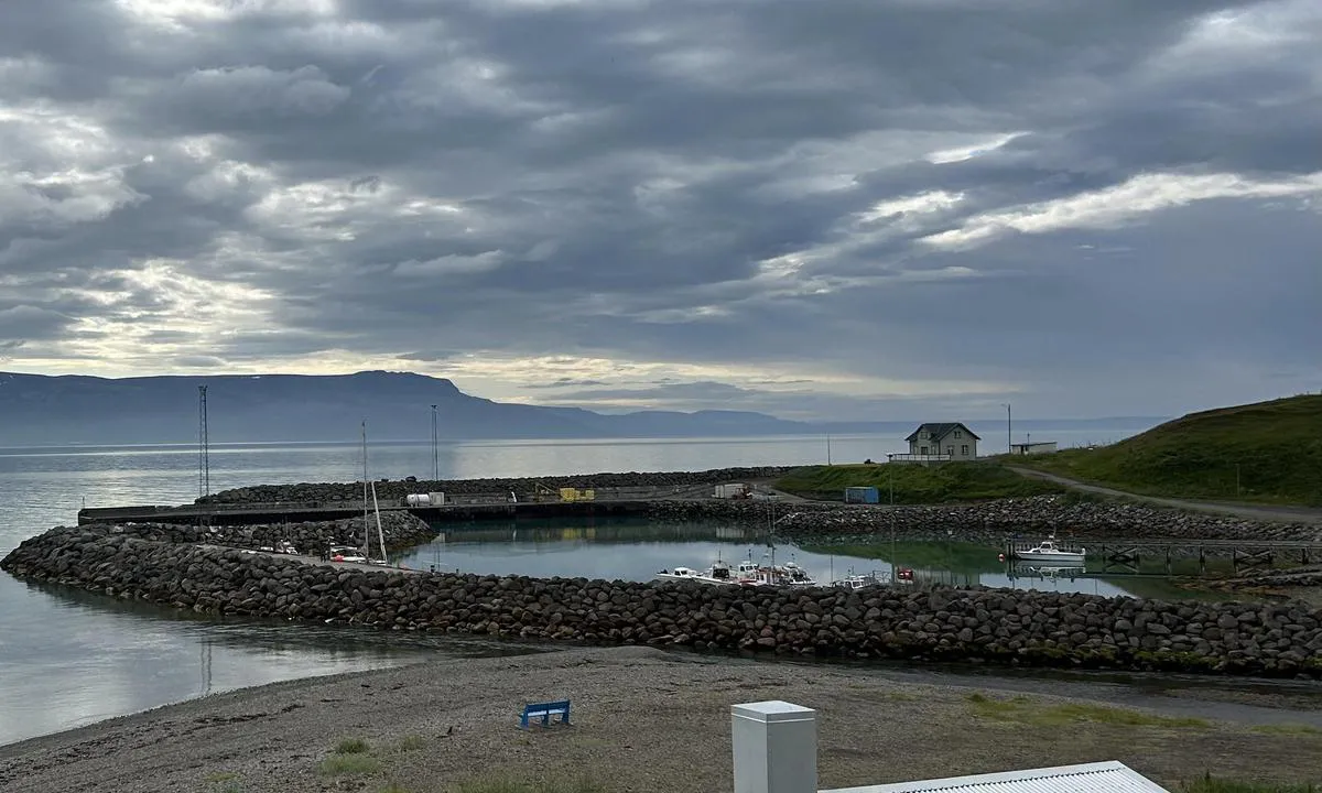 Hofsós: {"base": "en", "no": "Havn fra \u00f8st, havneinngangen er til venstre.", "se": "Hamnen fr\u00e5n \u00f6ster, hamninloppet \u00e4r till v\u00e4nster.", "en": "Harbour from East, the harbour entrance is to the left.", "da": "Havn fra \u00f8st, havneindl\u00f8bet er til venstre.", "fr": "Port depuis l'Est, l'entr\u00e9e du port est \u00e0 gauche.", "de": "Hafen von Osten, der Hafeneingang ist links.", "es": "Puerto desde el Este, la entrada del puerto est\u00e1 a la izquierda.", "it": "Porto da Est, l'ingresso del porto \u00e8 a sinistra.", "pt": "Porto a partir do Leste, a entrada do porto est\u00e1 \u00e0 esquerda.", "nl": "Haven vanuit het Oosten, de haveningang bevindt zich aan de linkerkant.", "pl": "Przysta\u0144 od wschodu, wej\u015bcie do przystani znajduje si\u0119 po lewej stronie.", "uk": "\u0413\u0430\u0432\u0430\u043d\u044c \u0437\u0456 \u0421\u0445\u043e\u0434\u0443, \u0432\u0445\u0456\u0434 \u0434\u043e \u0433\u0430\u0432\u0430\u043d\u0456 - \u043b\u0456\u0432\u043e\u0440\u0443\u0447.", "ro": "Port din Est, intrarea \u00een port este spre st\u00e2nga.", "tr": "Do\u011fudan liman, liman giri\u015fi sol taraftad\u0131r.", "el": "\u039b\u03b9\u03bc\u03ac\u03bd\u03b9 \u03b1\u03c0\u03cc \u03c4\u03b7\u03bd \u0391\u03bd\u03b1\u03c4\u03bf\u03bb\u03ae, \u03b7 \u03b5\u03af\u03c3\u03bf\u03b4\u03bf\u03c2 \u03c4\u03bf\u03c5 \u03bb\u03b9\u03bc\u03b1\u03bd\u03b9\u03bf\u03cd \u03b5\u03af\u03bd\u03b1\u03b9 \u03c3\u03c4\u03b1 \u03b1\u03c1\u03b9\u03c3\u03c4\u03b5\u03c1\u03ac.", "cs": "P\u0159\u00edstav od v\u00fdchodu, vjezd do p\u0159\u00edstavu je vlevo.", "hu": "Kik\u00f6t\u0151 keletr\u0151l, a kik\u00f6t\u0151 bej\u00e1rata balra van.", "fi": "Satama id\u00e4st\u00e4, sataman sis\u00e4\u00e4nk\u00e4ynti on vasemmalla.", "bg": "\u041f\u0440\u0438\u0441\u0442\u0430\u043d\u0438\u0449\u0435\u0442\u043e \u043e\u0442 \u0438\u0437\u0442\u043e\u043a, \u0432\u0445\u043e\u0434\u044a\u0442 \u043d\u0430 \u043f\u0440\u0438\u0441\u0442\u0430\u043d\u0438\u0449\u0435\u0442\u043e \u0435 \u043e\u0442\u043b\u044f\u0432\u043e.", "sr": "Luka sa istoka, ulaz u luku je sa leve strane.", "et": "Sadama idapoolne sissep\u00e4\u00e4s, sadamasuu on vasakul.", "lv": "Osta no austrumiem, ostas ieeja ir pa kreisi.", "lt": "Uostas i\u0161 ryt\u0173, uosto \u012f\u0117jimas kair\u0117je."}
