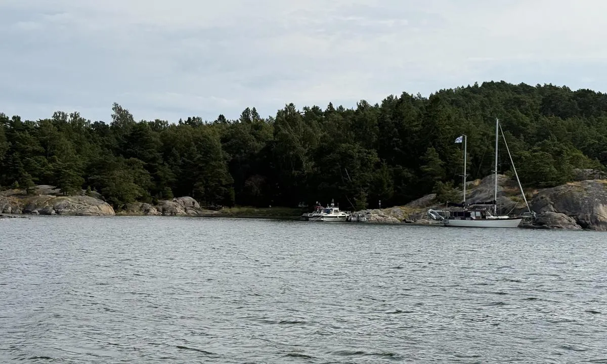 Högland: {"base": "en", "no": "Motorb\u00e5ter festet til brygga, seilb\u00e5t til bolter", "se": "Motorb\u00e5tar f\u00f6rt\u00f6jda vid piren, segelb\u00e5t till bultar", "en": "Motorboats attached to the pier, sailboat to bolts", "da": "Motorb\u00e5de fort\u00f8jet til kajen, sejlb\u00e5d til bolte", "fr": "Les bateaux \u00e0 moteur amarr\u00e9s au quai, voiliers aux boulons", "de": "Motorboote am Steg festgemacht, Segelboot an Bolzen", "es": "Lanchas amarradas al muelle, veleros a los pernos", "it": "Gommoni ormeggiati alla banchina, barche a vela ai bozzelli", "pt": "Lanchas amarradas ao cais, veleiros aos olhais", "nl": "Motorboten afgemeerd aan de pier, zeilboot aan bolder", "pl": "\u0141odzie motorowe przycumowane do molo, \u017cagl\u00f3wki do \u015brub mocuj\u0105cych", "uk": "\u041c\u043e\u0442\u043e\u0440\u043d\u0456 \u0447\u043e\u0432\u043d\u0438 \u043f\u0440\u0438\u0448\u0432\u0430\u0440\u0442\u043e\u0432\u0443\u044e\u0442\u044c\u0441\u044f \u0434\u043e \u043f\u0440\u0438\u0447\u0430\u043b\u0443, \u0432\u0456\u0442\u0440\u0438\u043b\u044c\u043d\u0456 \u0447\u043e\u0432\u043d\u0438 - \u0434\u043e \u0431\u043e\u043b\u0442\u0456\u0432", "ro": "B\u0103rci cu motor legate de chei, velier la bride", "tr": "MOTORBOTLAR \u0130SKELEYE BA\u011eLANIR, YELKENL\u0130 TEKNELER B\u00dcY\u00dcK CIVATALARA BA\u011eLANIR", "el": "\u039c\u03b7\u03c7\u03b1\u03bd\u03bf\u03ba\u03af\u03bd\u03b7\u03c4\u03b1 \u03c3\u03ba\u03ac\u03c6\u03b7 \u03b4\u03b5\u03bc\u03ad\u03bd\u03b1 \u03c3\u03c4\u03b7\u03bd \u03c0\u03c1\u03bf\u03b2\u03bb\u03ae\u03c4\u03b1, \u03b9\u03c3\u03c4\u03b9\u03bf\u03c0\u03bb\u03bf\u03ca\u03ba\u03cc \u03c3\u03ba\u03ac\u03c6\u03bf\u03c2 \u03b4\u03b5\u03bc\u03ad\u03bd\u03bf \u03bc\u03b5 \u03bc\u03c0\u03bf\u03c5\u03bb\u03cc\u03bd\u03b9\u03b1", "cs": "Motorov\u00e9 lod\u011b p\u0159ipojen\u00e9 k molu, plachetnice k \u0161roub\u016fm", "hu": "Motoros haj\u00f3k a m\u00f3l\u00f3hoz kik\u00f6tve, vitorl\u00e1s haj\u00f3 csavarokhoz", "fi": "Moottoriveneet laitettuna poijuihin, purjevene ruuvikiinnityksill\u00e4", "bg": "\u041c\u043e\u0442\u043e\u0440\u043d\u0438 \u043b\u043e\u0434\u043a\u0438, \u043f\u0440\u0438\u043a\u0440\u0435\u043f\u0435\u043d\u0438 \u043a\u044a\u043c \u043a\u0435\u0439, \u0432\u0435\u0442\u0440\u043e\u0445\u043e\u0434\u043d\u0438 \u043b\u043e\u0434\u043a\u0438 \u043a\u044a\u043c \u0431\u043e\u043b\u0442\u043e\u0432\u0435", "sr": "Motorni \u010damci privezani za mol, jedrilica za \u0161rafove", "et": "Mootorpaadid kinnitatud kai k\u00fclge, purjelaev keermestatud poltidega", "lv": "Motora laivas piesaist\u012btas pie piest\u0101tnes, buru laivas pie enkuriem", "lt": "Motorin\u0117s valtis prisiri\u0161a prie prieplaukos, jachta - prie var\u017et\u0173"}