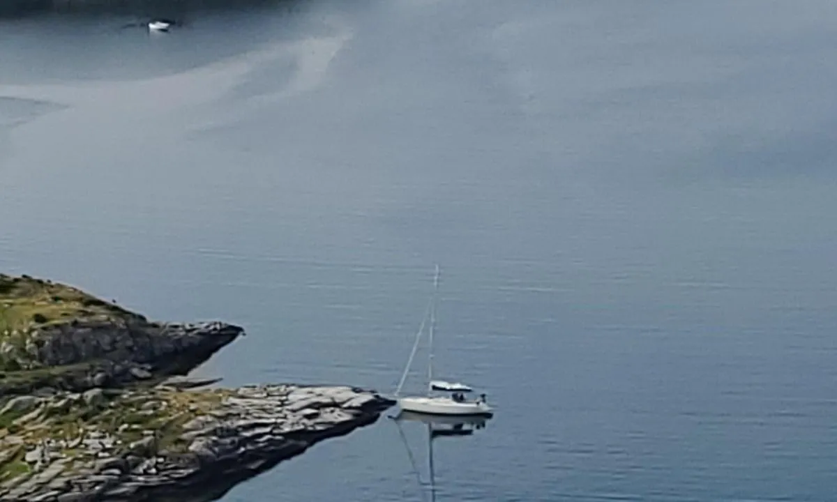 Hognåsvika: {"base": "no", "no": "Fort\u00f8yningsbolter langs neset der seilb\u00e5ten ligger.", "se": "F\u00f6rt\u00f6jningsbultar l\u00e4ngs n\u00e4set d\u00e4r segelb\u00e5ten ligger.", "en": "Mooring bolts along the point where the sailboat is located.", "da": "Fort\u00f8jningsbolte langs n\u00e6sset, hvor sejlb\u00e5den ligger."}