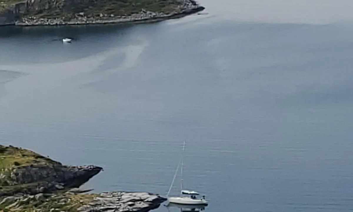 Hognåsvika: {"base": "no", "no": "Fort\u00f8yningsbolter langs neset der seilb\u00e5ten ligger.", "se": "F\u00f6rt\u00f6jningsbultar l\u00e4ngs n\u00e4set d\u00e4r segelb\u00e5ten ligger.", "en": "Mooring bolts along the point where the sailboat is located.", "da": "Fort\u00f8jningsbolte langs n\u00e6sset, hvor sejlb\u00e5den ligger."}