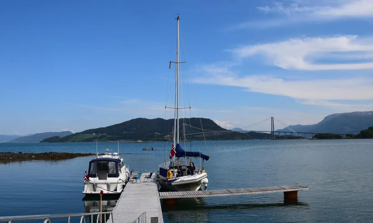 Høgset Gjemnes: {"base": "no", "no": "Flott brygge sponset av Ler\u00f8y Seafood, til h\u00f8yre ser vi hengebrua over Gjemnessundet, Krifastsambandet (fastllandsforbindelsen til Kristiansund).", "se": "Flott brygga sponsrad av Ler\u00f8y Seafood, till h\u00f6ger ser vi h\u00e4ngbron \u00f6ver Gjemnessundet, Krifastf\u00f6rbindelsen (fastlandsf\u00f6rbindelsen till Kristiansund).", "en": "Great dock sponsored by Ler\u00f8y Seafood, to the right we see the suspension bridge over Gjemnessundet, the Krifast connection (the mainland connection to Kristiansund).", "da": "Flot bro sponsoreret af Ler\u00f8y Seafood, til h\u00f8jre ser vi h\u00e6ngebroen over Gjemnessundet, Krifast-forbindelsen (fastlandsforbindelsen til Kristiansund)."}