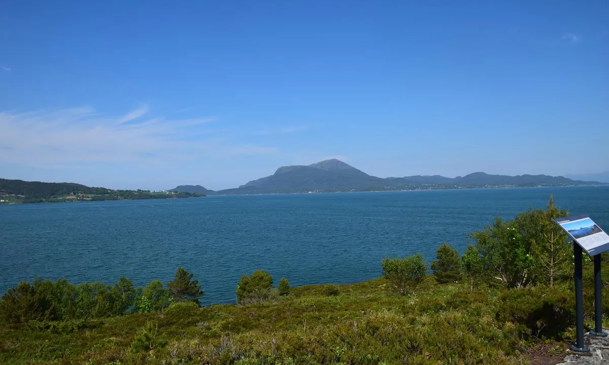 Høgset Gjemnes: Bildet er tatt fra en av turstiene som går fra havna, her ser vi over til Kvernes (Averøya) og Frei til høyre i bildet.