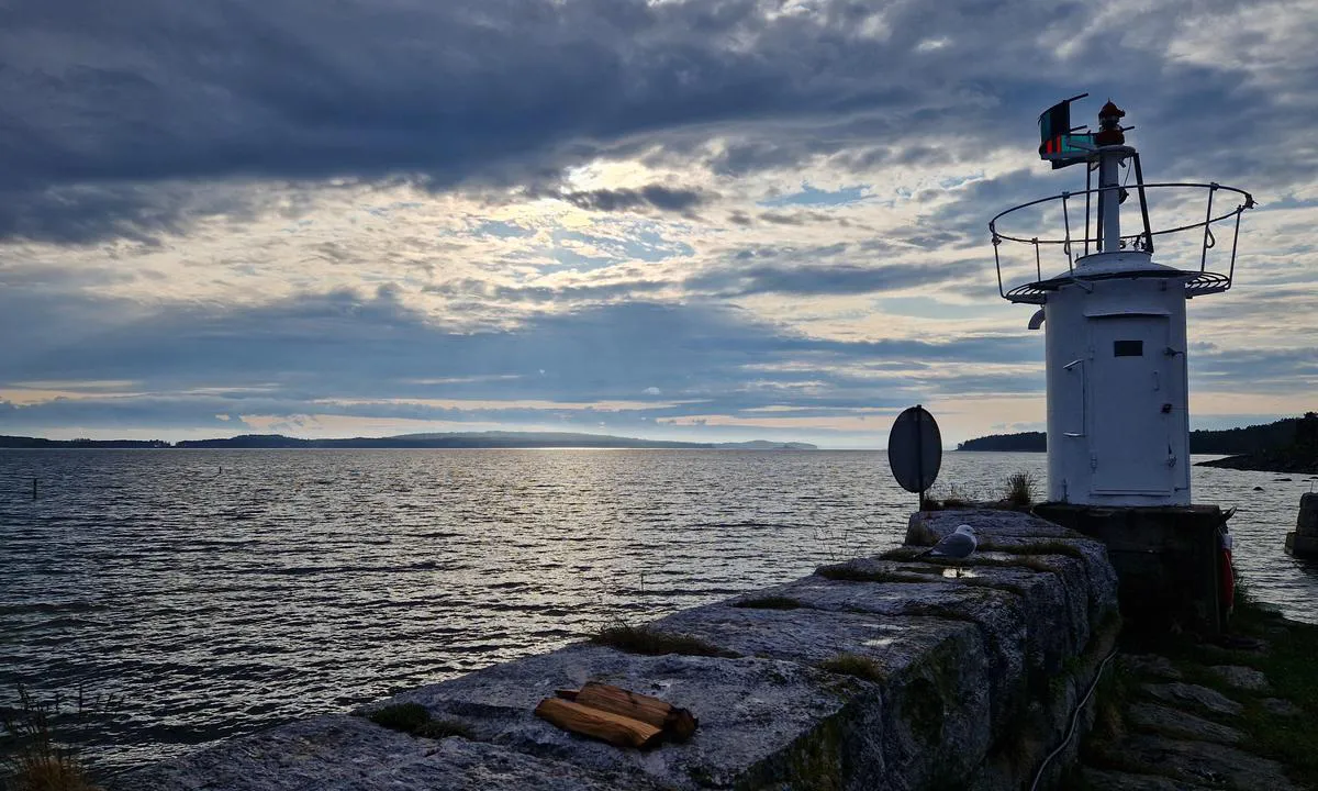 Hölick Gästhamn: {"base": "en", "no": "En fin utsikt fra havnefyret", "se": "En fin utsikt fr\u00e5n hamnens fyr", "en": "A nice view from the harbour light house", "da": "En smuk udsigt fra havnens fyrt\u00e5rn", "fr": "Une belle vue depuis le phare du port", "de": "Eine sch\u00f6ne Aussicht vom Hafenleuchtturm", "es": "Una bonita vista desde el faro del puerto", "it": "Una bella vista dal faro del porto", "pt": "Uma bela vista do farol do porto", "nl": "Een mooi uitzicht vanaf de vuurtoren van de haven", "pl": "\u0141adny widok z latarni morskiej w porcie", "uk": "\u0413\u0430\u0440\u043d\u0438\u0439 \u0432\u0438\u0434 \u0437 \u043c\u0430\u044f\u043a\u0430 \u0433\u0430\u0432\u0430\u043d\u0456", "ro": "O priveli\u0219te frumoas\u0103 de la farul din port", "tr": "Liman deniz fenerinden g\u00fczel bir manzara", "el": "\u039c\u03b9\u03b1 \u03c9\u03c1\u03b1\u03af\u03b1 \u03b8\u03ad\u03b1 \u03b1\u03c0\u03cc \u03c4\u03bf \u03c6\u03ac\u03c1\u03bf \u03c4\u03bf\u03c5 \u03bb\u03b9\u03bc\u03b1\u03bd\u03b9\u03bf\u03cd", "cs": "Hezk\u00fd v\u00fdhled z maj\u00e1ku v p\u0159\u00edstavu", "hu": "Sz\u00e9p kil\u00e1t\u00e1s a kik\u00f6t\u0151 vil\u00e1g\u00edt\u00f3torny\u00e1b\u00f3l", "fi": "Mukava n\u00e4k\u00f6ala sataman majakasta", "bg": "\u0425\u0443\u0431\u0430\u0432\u0430 \u0433\u043b\u0435\u0434\u043a\u0430 \u043e\u0442 \u0444\u0430\u0440\u0430 \u043d\u0430 \u043f\u0440\u0438\u0441\u0442\u0430\u043d\u0438\u0449\u0435\u0442\u043e", "sr": "Lep pogled sa svetionika u luci", "et": "Ilus vaade sadama majakast", "lv": "Skaists skats no ostas b\u0101kas", "lt": "Gra\u017eus vaizdas i\u0161 uosto \u0161vyturio"}
