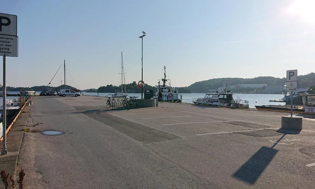 Høllen Brygge: Yrte kaiområde. Gjesteplasser (to timer) der seilbåten bak sykkelstativet ligger.