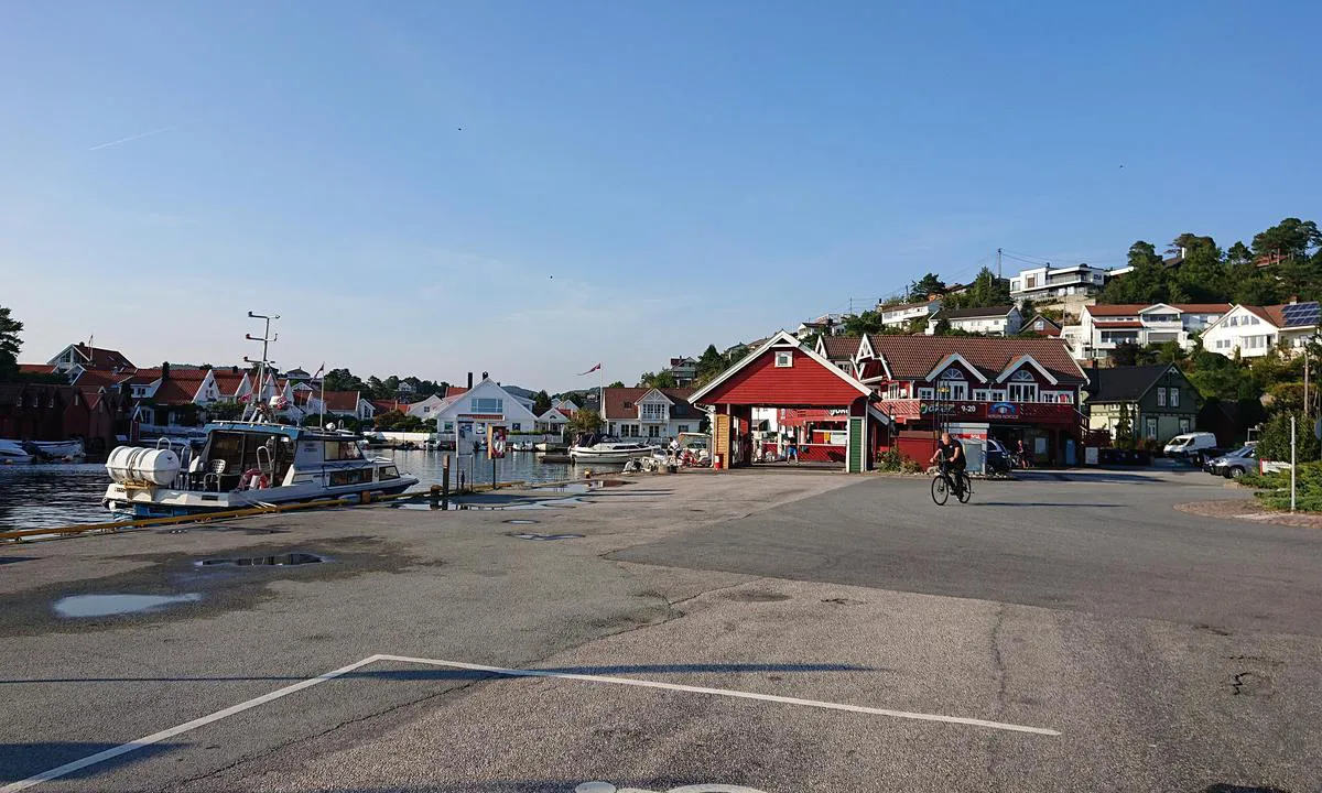 Høllen Brygge: Nordover i veste del av havna. Butikk, restaurant og fuel.