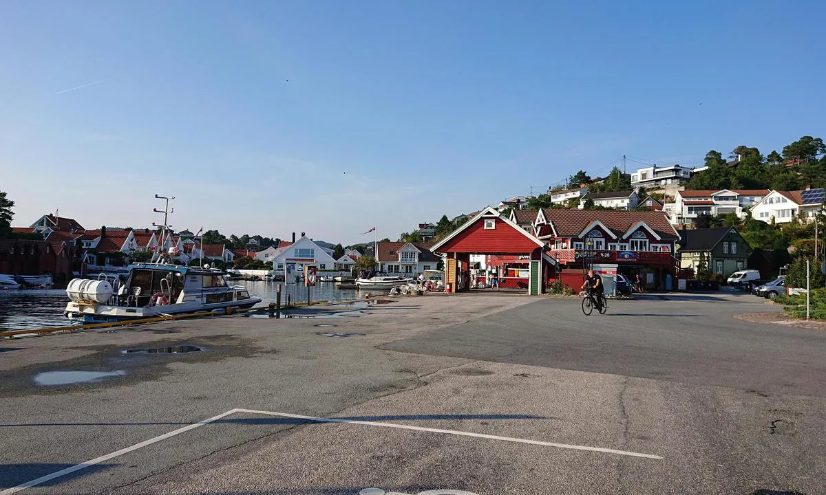 Høllen Brygge: {"base": "no", "no": "Nordover i veste del av havna. Butikk, restaurant og fuel.", "se": "Norrut i v\u00e4stra delen av hamnen. Butik, restaurang och br\u00e4nsle.", "en": "Northbound in the western part of the harbor. Shop, restaurant, and fuel.", "da": "Nordover i vestlige del af havnen. Butik, restaurant og br\u00e6ndstof."}