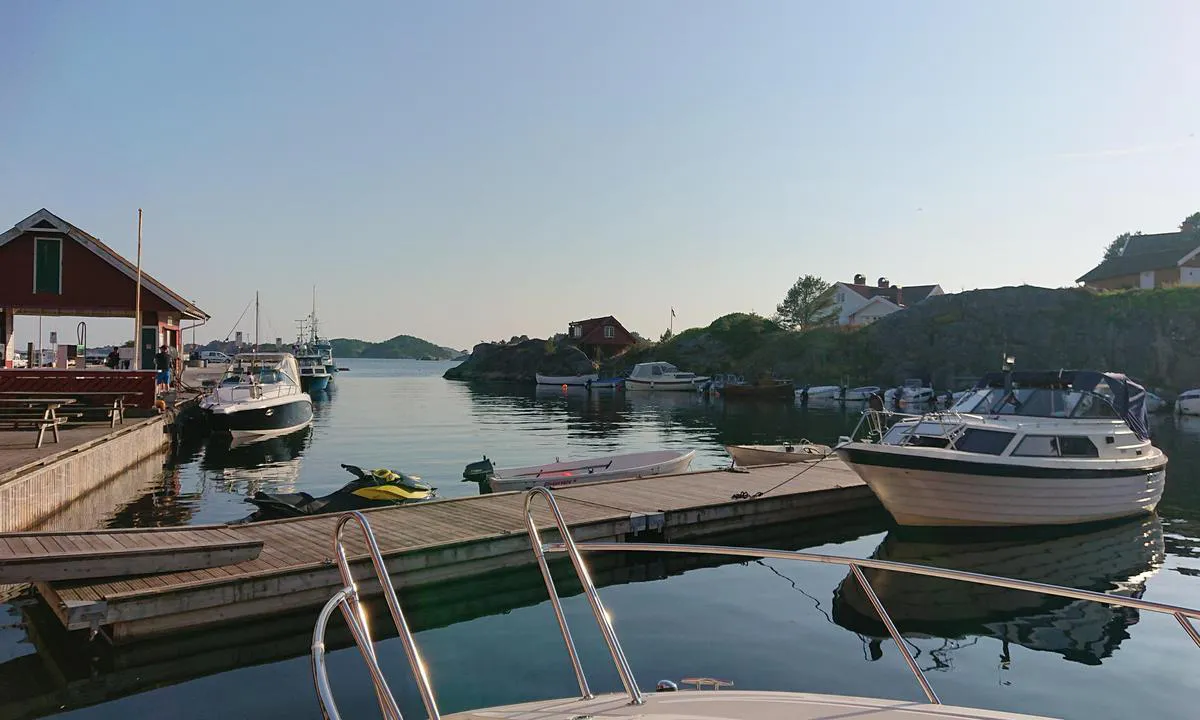 Høllen Brygge: {"base": "no", "no": "Innerst i H\u00f8llen. Mulig \u00e5 legge til over natten etter avtale med butikken. Plassene bak fotografen er private.", "se": "Innerst i H\u00f8llen. M\u00f6jligt att l\u00e4gga till \u00f6ver natten efter \u00f6verenskommelse med butiken. Platserna bakom fotografen \u00e4r privata.", "en": "Innermost in H\u00f8llen. Possible to moor overnight by arrangement with the store. The spots behind the photographer are private.", "da": "Inderst i H\u00f8llen. Mulighed for at l\u00e6gge til for natten efter aftale med butikken. Pladserne bag fotografen er private."}