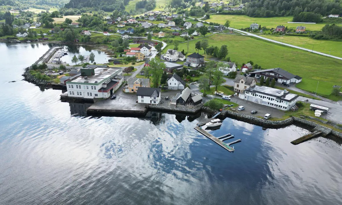 Holmedal - Askvoll: {"base": "no", "no": "Det er ogs\u00e5 ein d\u00e5rleg fendra betongkai tilgjengeleg\r\nHelle fabrikker er i den store bygningen til venstre med gr\u00f8n gesims.", "se": "Det finns ocks\u00e5 en d\u00e5ligt fendrad betongkaj tillg\u00e4nglig.<br>Helle fabriker \u00e4r i den stora byggnaden till v\u00e4nster med gr\u00f6nt gesims.", "en": "There is also a poorly fendered concrete quay available. Helle factories are in the large building to the left with a green eaves.", "da": "Der er ogs\u00e5 en d\u00e5rligt fendret betonkaj tilg\u00e6ngelig<br>Helle fabrikker er i den store bygning til venstre med gr\u00f8n gesims."}