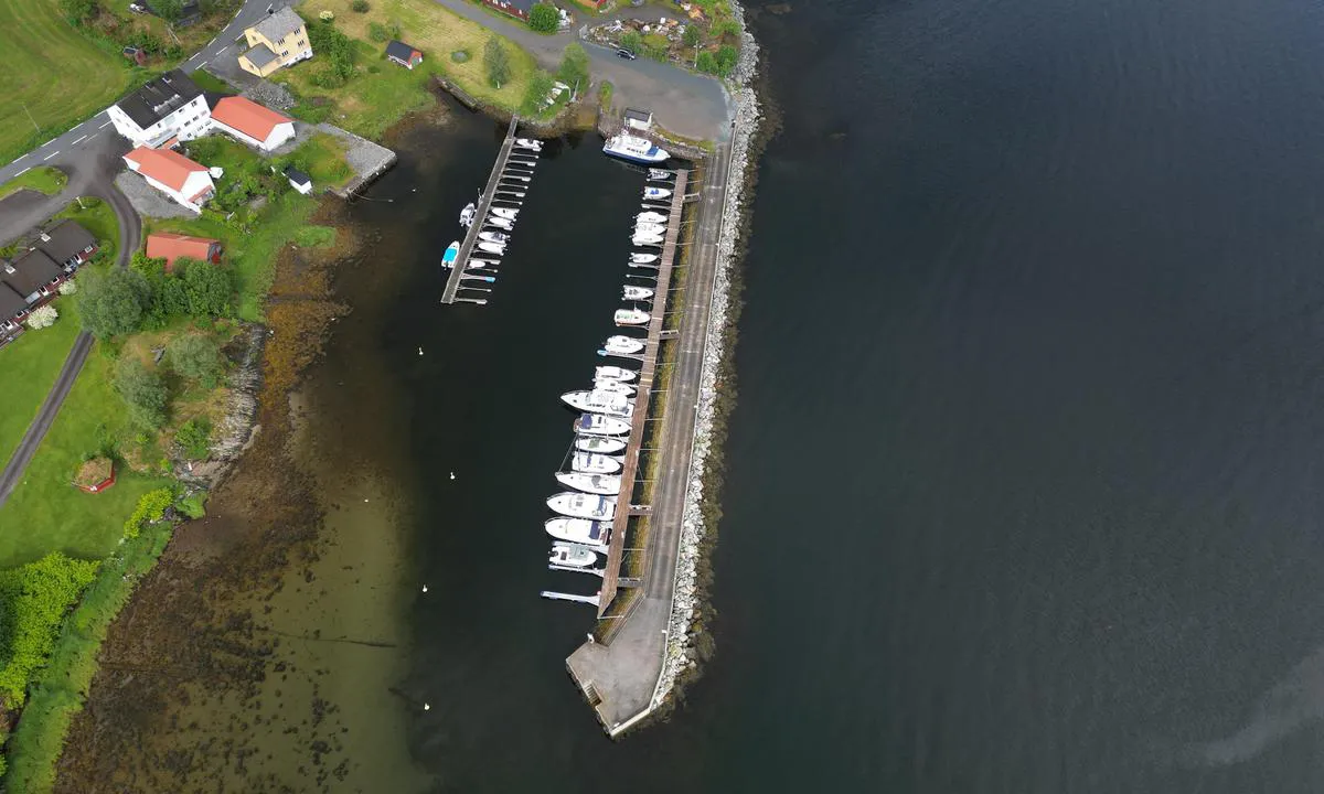Holmedal Båtlag: {"base": "no", "no": "Fast Gjestekai p\u00e5 ende av molo.", "se": "Fast G\u00e4stbrygga vid slutet av piren.", "en": "Fixed guest quay at the end of the breakwater.", "da": "Fast g\u00e6stekaj p\u00e5 enden af molen."}