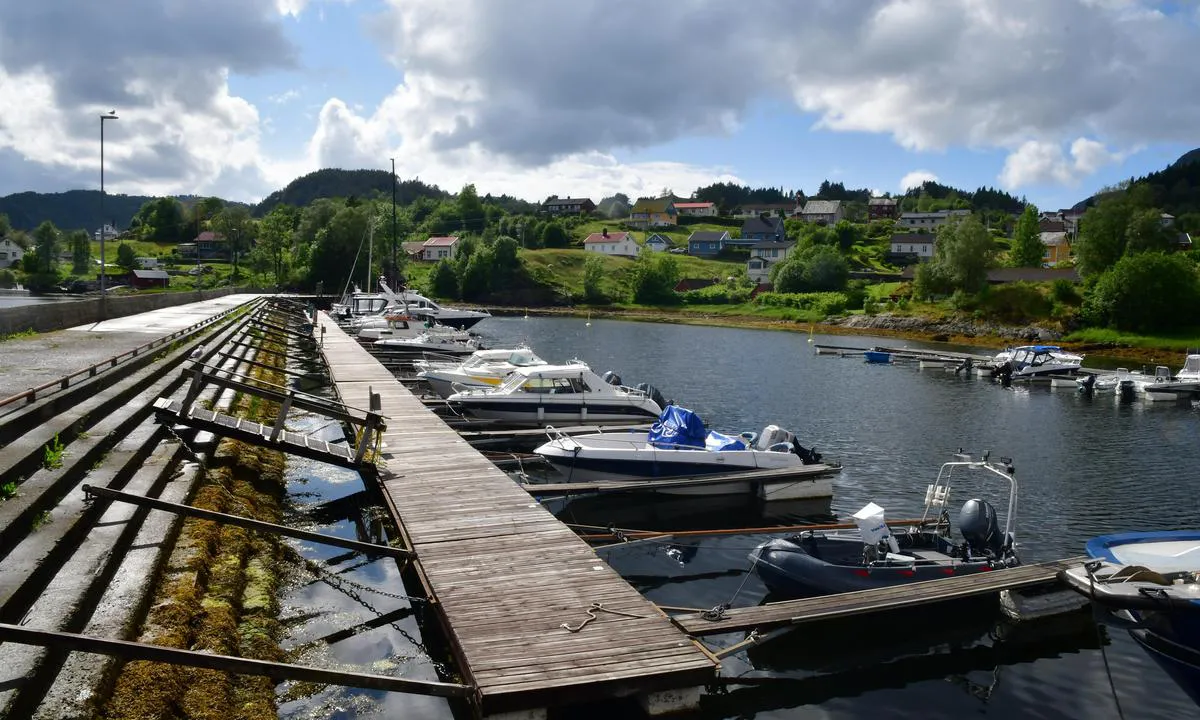 Holmedal Båtlag: {"base": "no", "no": "Indre del av havna er grunn.", "se": "Inre delen av hamnen \u00e4r grund.", "en": "The inner part of the harbor is shallow.", "da": "Den indre del af havnen er lavvandet."}