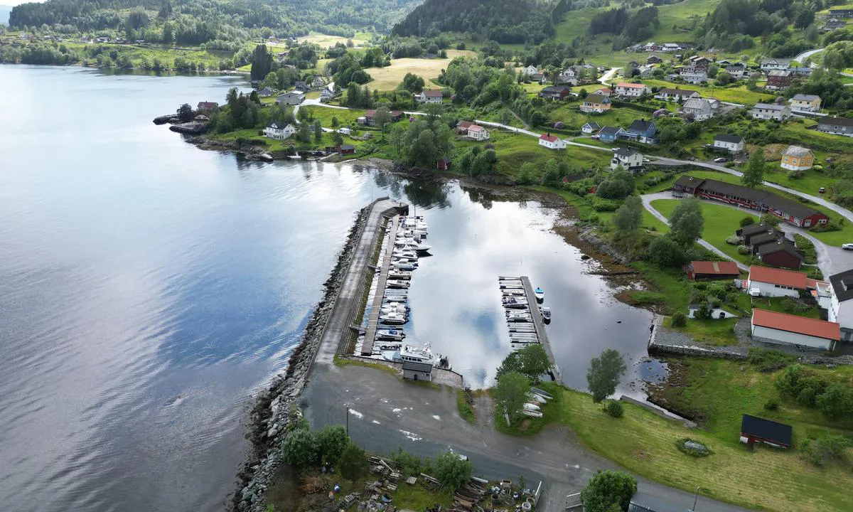 {"base": "no", "no": "Holmedal B\u00e5tlag.  Gjesteplass p\u00e5 ende av molo.", "se": "Holmedal B\u00e5tlag. G\u00e4stplats vid \u00e4nden av v\u00e5gbrytaren.", "en": "Holmedal Boat Club. Guest berth at the end of the breakwater.", "da": "Holmedal B\u00e5delaug. G\u00e6steplads ved enden af molen."}
