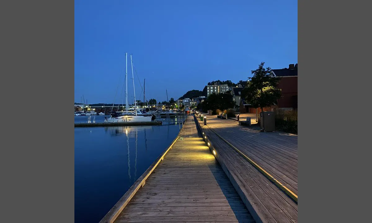 Holmestrand: {"base": "no", "no": "Gjestehavn og havnepromenade. Str\u00f8m og vann tett i tett bortover, samt god avfallsh\u00e5ndtering. Dusj/toalett og vaskerom ved havnekontoret. Enkelt \u00e5 man\u00f8vrere i havnen. Butikker og servering p\u00e5 alle kanter. Her var det fint \u00e5 v\u00e6re gjest.", "se": "G\u00e4sthamn och hamnpromenad. Str\u00f6m och vatten t\u00e4tt intill varandra, samt god avfallshantering. Dusch/toalett och tv\u00e4ttstuga vid hamnkontoret. Enkelt att man\u00f6vrera i hamnen. Butiker och servering \u00e5t alla h\u00e5ll. H\u00e4r var det fint att vara g\u00e4st.", "en": "Guest harbor and harbor promenade. Power and water available in close proximity, along with good waste management. Shower/toilet and laundry room at the harbor office. Easy to maneuver in the harbor. Shops and dining on all sides. It was a nice place to be a guest.", "da": "G\u00e6stehavn og havnepromenade. Str\u00f8m og vand t\u00e6t i t\u00e6t langs kajen, samt god affaldsh\u00e5ndtering. Bruser/toilet og vaskerum ved havnekontoret. Enkel at man\u00f8vrere i havnen. Butikker og servering p\u00e5 alle sider. Her var det dejligt at v\u00e6re g\u00e6st.", "fr": "Port de plaisance et promenade du port. \u00c9lectricit\u00e9 et eau disponibles en abondance, ainsi qu'une bonne gestion des d\u00e9chets. Douches/toilettes et buanderie au bureau du port. Facile de man\u0153uvrer dans le port. Des magasins et des restaurants tout autour. C'\u00e9tait agr\u00e9able d'\u00eatre un invit\u00e9 ici.", "de": "Gastliegeplatz und Hafenpromenade. Strom- und Wasseranschl\u00fcsse dicht an dicht verteilt, sowie gute Abfallentsorgung. Dusche/Toilette und Waschraum beim Hafenb\u00fcro. Einfaches Man\u00f6vrieren im Hafen. Gesch\u00e4fte und Gastronomiebetriebe in alle Richtungen. Es war sch\u00f6n, hier Gast zu sein.", "es": "Puerto deportivo y paseo mar\u00edtimo. Electricidad y agua disponibles a lo largo, as\u00ed como una buena gesti\u00f3n de residuos. Duchas/aseos y lavander\u00eda junto a la oficina del puerto. F\u00e1cil de maniobrar en el puerto. Tiendas y lugares para comer por todas partes. Aqu\u00ed es un buen lugar para ser hu\u00e9sped.", "it": "Porto turistico e lungomare. Corrente e acqua ovunque, nonch\u00e9 buona gestione dei rifiuti. Doccia/toilette e lavanderia presso l'ufficio del porto. Facile manovrare nel porto. Negozi e ristorazione in ogni direzione. \u00c8 un bel posto per essere ospiti.", "pt": "Porto de visitantes e passeio mar\u00edtimo. Energia e \u00e1gua lado a lado ao longo da \u00e1rea, bem como boa gest\u00e3o de res\u00edduos. Chuveiros/toaletes e lavanderia no escrit\u00f3rio do porto. F\u00e1cil de manobrar no porto. Lojas e restaurantes por toda parte. Aqui foi um \u00f3timo lugar para ser visitante.", "nl": "Gastenhaven en havenpromenade. Stroom en water dicht bij elkaar over de gehele lengte, evenals goede afvalverwerking. Douche/toilet en wasruimte bij het havenkantoor. Eenvoudig te manoeuvreren in de haven. Winkels en eetgelegenheden in alle richtingen. Het was hier fijn om gast te zijn.", "pl": "Przysta\u0144 go\u015bcinna i promenada portowa. Pr\u0105d i woda rozmieszczone g\u0119sto, oraz dobra gospodarka odpadami. Prysznic/toaleta i pralnia przy biurze portowym. \u0141atwe manewrowanie w porcie. Sklepy i restauracje na ka\u017cdym rogu. Tutaj mi\u0142o by\u0107 go\u015bciem.", "uk": "\u0413\u043e\u0441\u0442\u044c\u043e\u0432\u0430 \u0433\u0430\u0432\u0430\u043d\u044c \u0442\u0430 \u043d\u0430\u0431\u0435\u0440\u0435\u0436\u043d\u0430. \u0415\u043b\u0435\u043a\u0442\u0440\u0438\u043a\u0430 \u0442\u0430 \u0432\u043e\u0434\u0430 \u0437\u043d\u0430\u0445\u043e\u0434\u044f\u0442\u044c\u0441\u044f \u043f\u043e\u0440\u0443\u0447, \u0430 \u0442\u0430\u043a\u043e\u0436 \u0445\u043e\u0440\u043e\u0448\u0430 \u0443\u0442\u0438\u043b\u0456\u0437\u0430\u0446\u0456\u044f \u0432\u0456\u0434\u0445\u043e\u0434\u0456\u0432. \u0414\u0443\u0448/\u0442\u0443\u0430\u043b\u0435\u0442 \u0442\u0430 \u043f\u0440\u0430\u043b\u044c\u043d\u044f \u0437\u043d\u0430\u0445\u043e\u0434\u044f\u0442\u044c\u0441\u044f \u0431\u0456\u043b\u044f \u043e\u0444\u0456\u0441\u0443 \u0433\u0430\u0432\u0430\u043d\u0456. \u041b\u0435\u0433\u043a\u043e \u043c\u0430\u043d\u0435\u0432\u0440\u0443\u0432\u0430\u0442\u0438 \u0432 \u0433\u0430\u0432\u0430\u043d\u0456. \u041c\u0430\u0433\u0430\u0437\u0438\u043d\u0438 \u0442\u0430 \u0440\u0435\u0441\u0442\u043e\u0440\u0430\u043d\u0438 \u0437\u043d\u0430\u0445\u043e\u0434\u044f\u0442\u044c\u0441\u044f \u0432\u0441\u044e\u0434\u0438. \u0422\u0443\u0442 \u0431\u0443\u043b\u043e \u043f\u0440\u0438\u0454\u043c\u043d\u043e \u0431\u0443\u0442\u0438 \u0433\u043e\u0441\u0442\u0435\u043c.", "ro": "Port turistic \u0219i promenad\u0103 pe mal. Energie electric\u0103 \u0219i ap\u0103 din abunden\u021b\u0103, precum \u0219i gestionare bun\u0103 a de\u0219eurilor. Du\u0219/toalet\u0103 \u0219i sp\u0103l\u0103torie la biroul portului. Simplu de manevrat \u00een port. Magazine \u0219i restaurante \u00een toate direc\u021biile. Aici a fost pl\u0103cut s\u0103 fii oaspete.", "tr": "Misafir liman\u0131 ve liman gezinti yolu. Elektrik ve su tesisat\u0131 kaplama boyunca, ayr\u0131ca iyi \u00e7\u00f6p y\u00f6netimi. Liman ofisinde du\u015f, tuvalet ve \u00e7ama\u015f\u0131rhane. Limanda manevra yapmak kolay. Her y\u00f6nde d\u00fckkanlar ve hizmetler bulunmaktad\u0131r. Misafir olmak i\u00e7in harika bir yer.", "el": "\u039c\u03b1\u03c1\u03af\u03bd\u03b1 \u03b3\u03b9\u03b1 \u03b5\u03c0\u03b9\u03c3\u03ba\u03ad\u03c0\u03c4\u03b5\u03c2 \u03ba\u03b1\u03b9 \u03c0\u03c1\u03bf\u03ba\u03c5\u03bc\u03b1\u03af\u03b1. \u03a1\u03b5\u03cd\u03bc\u03b1 \u03ba\u03b1\u03b9 \u03bd\u03b5\u03c1\u03cc \u03c0\u03b1\u03c1\u03b1\u03c4\u03b5\u03c4\u03b1\u03b3\u03bc\u03ad\u03bd\u03b1 \u03ba\u03b1\u03c4\u03ac \u03bc\u03ae\u03ba\u03bf\u03c2, \u03ba\u03b1\u03b8\u03ce\u03c2 \u03ba\u03b1\u03b9 \u03ba\u03b1\u03bb\u03ae \u03b4\u03b9\u03b1\u03c7\u03b5\u03af\u03c1\u03b9\u03c3\u03b7 \u03b1\u03c0\u03bf\u03c1\u03c1\u03b9\u03bc\u03bc\u03ac\u03c4\u03c9\u03bd. \u039d\u03c4\u03bf\u03c5\u03b6/\u03c4\u03bf\u03c5\u03b1\u03bb\u03ad\u03c4\u03b1 \u03ba\u03b1\u03b9 \u03c0\u03bb\u03c5\u03c3\u03c4\u03b1\u03c1\u03b9\u03cc \u03ba\u03bf\u03bd\u03c4\u03ac \u03c3\u03c4\u03bf \u03b3\u03c1\u03b1\u03c6\u03b5\u03af\u03bf \u03c4\u03bf\u03c5 \u03bb\u03b9\u03bc\u03b1\u03bd\u03b9\u03bf\u03cd. \u0395\u03cd\u03ba\u03bf\u03bb\u03b7 \u03c0\u03bb\u03bf\u03ae\u03b3\u03b7\u03c3\u03b7 \u03c3\u03c4\u03bf \u03bb\u03b9\u03bc\u03ac\u03bd\u03b9. \u039a\u03b1\u03c4\u03b1\u03c3\u03c4\u03ae\u03bc\u03b1\u03c4\u03b1 \u03ba\u03b1\u03b9 \u03b5\u03c3\u03c4\u03af\u03b1\u03c3\u03b7 \u03b1\u03c0\u03cc \u03cc\u03bb\u03b5\u03c2 \u03c4\u03b9\u03c2 \u03c0\u03bb\u03b5\u03c5\u03c1\u03ad\u03c2. \u0389\u03c4\u03b1\u03bd \u03c9\u03c1\u03b1\u03af\u03b1 \u03bd\u03b1 \u03b5\u03af\u03c3\u03b1\u03b9 \u03b5\u03c0\u03b9\u03c3\u03ba\u03ad\u03c0\u03c4\u03b7\u03c2 \u03b5\u03b4\u03ce.", "cs": "P\u0159\u00edstav pro hosty a p\u0159\u00edstavn\u00ed promen\u00e1da. Elekt\u0159ina a voda hned vedle sebe, stejn\u011b jako dobr\u00e9 nakl\u00e1d\u00e1n\u00ed s odpadem. Sprcha/toaleta a pr\u00e1delna v kancel\u00e1\u0159i p\u0159\u00edstavu. Snadn\u00e1 man\u00e9vrovatelnost v p\u0159\u00edstavu. Obchody a stravov\u00e1n\u00ed na v\u0161ech stran\u00e1ch. B\u00fdt hostem zde je p\u0159\u00edjemn\u00e9.", "hu": "Vend\u00e9gkik\u00f6t\u0151 \u00e9s kik\u00f6t\u0151i s\u00e9t\u00e1ny. \u00c1ram \u00e9s v\u00edz nagyon k\u00f6zel, valamint j\u00f3 hullad\u00e9kkezel\u00e9s. Zuhanyz\u00f3/toalett \u00e9s mosoda a kik\u00f6t\u0151i irod\u00e1n\u00e1l. Egyszer\u0171 man\u0151verez\u00e9s a kik\u00f6t\u0151ben. Boltok \u00e9s vend\u00e9gl\u00e1t\u00f3helyek mindenfel\u00e9. Itt j\u00f3 volt vend\u00e9gnek lenni.", "fi": "Vierasvenesatama ja satamalaituri. S\u00e4hk\u00f6- ja vesipisteit\u00e4 tihe\u00e4sti, sek\u00e4 hyv\u00e4 j\u00e4tehuolto. Suihku/WC ja pesutupa satamakonttorin vieress\u00e4. Helppo navigoida satamassa. Kauppoja ja ravintoloita joka puolella. T\u00e4\u00e4ll\u00e4 oli mukava olla vieras.", "bg": "\u041f\u0440\u0438\u0441\u0442\u0430\u043d\u0438\u0449\u0435 \u0437\u0430 \u0433\u043e\u0441\u0442\u0438 \u0438 \u043a\u0440\u0430\u0439\u0431\u0440\u0435\u0436\u043d\u0430 \u0430\u043b\u0435\u044f. \u0415\u043b\u0435\u043a\u0442\u0440\u0438\u0447\u0435\u0441\u0442\u0432\u043e \u0438 \u0432\u043e\u0434\u0430 \u043d\u0430 \u0432\u0441\u044f\u043a\u0430 \u043a\u0440\u0430\u0447\u043a\u0430, \u043a\u0430\u043a\u0442\u043e \u0438 \u0434\u043e\u0431\u0440\u0430 \u0441\u0438\u0441\u0442\u0435\u043c\u0430 \u0437\u0430 \u0443\u043f\u0440\u0430\u0432\u043b\u0435\u043d\u0438\u0435 \u043d\u0430 \u043e\u0442\u043f\u0430\u0434\u044a\u0446\u0438. \u0414\u0443\u0448/\u0442\u043e\u0430\u043b\u0435\u0442\u043d\u0430 \u0438 \u043f\u0435\u0440\u0430\u043b\u043d\u043e \u043f\u043e\u043c\u0435\u0449\u0435\u043d\u0438\u0435 \u043f\u0440\u0438 \u043e\u0444\u0438\u0441\u0430 \u043d\u0430 \u043f\u0440\u0438\u0441\u0442\u0430\u043d\u0438\u0449\u0435\u0442\u043e. \u041b\u0435\u0441\u043d\u043e \u0437\u0430 \u043c\u0430\u043d\u0435\u0432\u0440\u0438\u0440\u0430\u043d\u0435 \u0432 \u043f\u0440\u0438\u0441\u0442\u0430\u043d\u0438\u0449\u0435\u0442\u043e. \u041c\u0430\u0433\u0430\u0437\u0438\u043d\u0438 \u0438 \u0437\u0430\u0432\u0435\u0434\u0435\u043d\u0438\u044f \u043d\u0430 \u0432\u0441\u0438\u0447\u043a\u0438 \u0441\u0442\u0440\u0430\u043d\u0438. \u0422\u0443\u043a \u0431\u0435\u0448\u0435 \u043f\u0440\u0438\u044f\u0442\u043d\u043e \u0434\u0430 \u0441\u0438 \u0433\u043e\u0441\u0442.", "sr": "Luka za goste i \u0161etali\u0161te po luci. Struja i voda blizu jedni drugima du\u017e \u010ditave obale, kao i dobra organizacija otpada. Tu\u0161/toalet i ve\u0161eraj kod lu\u010dkog ureda. Lako za manevrisanje u luci. Prodavnice i ugostiteljski objekti na sve strane. Ovde je bilo lepo biti gost.", "et": "<p>K\u00fclalissadam ja sadamapromenaad. Elekter ja vesi tihedalt k\u00fclg k\u00fclje k\u00f5rval, samuti hea j\u00e4\u00e4tmek\u00e4itlus. Du\u0161id/tualetid ja pesuruum sadamakontori juures. Sadamas on lihtne man\u00f6\u00f6verdada. Kauplused ja toitlustuskohad igas suunas. Siin oli meeldiv k\u00fclaline olla.</p>", "lv": "Viesu osta un ostas promen\u0101de. Elektr\u012bba un \u016bdens cie\u0161i viens otram vis\u0101 garum\u0101, k\u0101 ar\u012b laba atkritumu apsaimnieko\u0161ana. Du\u0161a/tualete un ve\u013cas telpa pie ostas biroja. Viegli manevr\u0113t ost\u0101. Veikali un \u0113din\u0101\u0161ana visapk\u0101rt. \u0160eit bija pat\u012bkami b\u016bt viesim.", "lt": "Sve\u010diu uostas ir uosto promenada. Elektra ir vanduo \u0161alia vienas kito, taip pat geras atliek\u0173 tvarkymas. Du\u0161as/tualetas ir skalbykla prie uosto biuro. Lengva manevruoti uoste. Parduotuv\u0117s ir restoranai visur aplink. \u010cia buvo malonu b\u016bti sve\u010diu."}