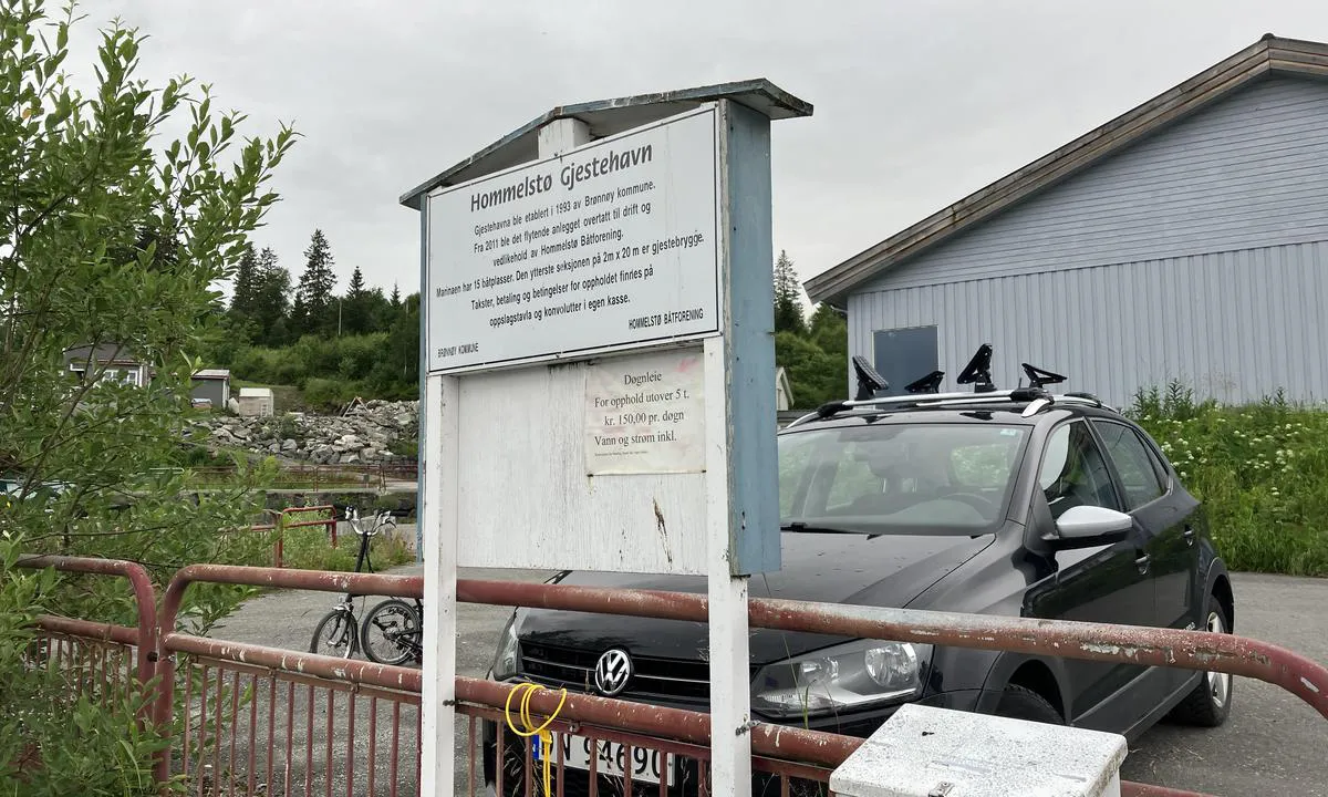 Holmmestø: {"base": "no", "no": "Oppslag ved landgangen", "se": "Anslag vid landg\u00e5ngen", "en": "Notice at the gangway", "da": "Ophslag ved landgangen"}