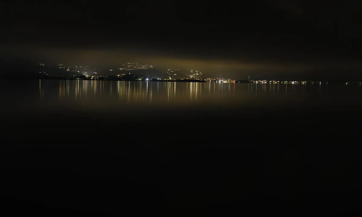 Holmsbu Havn: {"base": "no", "no": "Bilde tatt fra flytebryggen retning Drammen", "se": "Bild tagen fr\u00e5n flytbryggan mot Drammen", "en": "Picture taken from the floating dock towards Drammen", "da": "Billede taget fra flydebroen i retning mod Drammen", "fr": "Image prise depuis le ponton flottant en direction de Drammen", "de": "Bild aufgenommen vom Schwimmsteg in Richtung Drammen", "es": "Imagen tomada desde el muelle flotante en direcci\u00f3n a Drammen", "it": "Foto scattata dal pontile galleggiante direzione Drammen", "pt": "Foto tirado da ponte flutuante em dire\u00e7\u00e3o a Drammen", "nl": "Foto genomen vanaf de drijvende steiger richting Drammen", "pl": "Zdj\u0119cie zrobione z p\u0142ywaj\u0105cego pomostu w kierunku Drammen", "uk": "\u0417\u043d\u0456\u043c\u043e\u043a \u0437\u0440\u043e\u0431\u043b\u0435\u043d\u0438\u0439 \u0437 \u043f\u043b\u0430\u0432\u0430\u044e\u0447\u043e\u0433\u043e \u043f\u0440\u0438\u0447\u0430\u043b\u0443 \u0443 \u043d\u0430\u043f\u0440\u044f\u043c\u043a\u0443 \u0414\u0440\u0430\u043c\u043c\u0435\u043d\u0430", "ro": "Imagine luat\u0103 de pe pontonul plutitor \u00een direc\u021bia Drammen", "tr": "K\u0131y\u0131 r\u0131ht\u0131m\u0131ndan Drammen y\u00f6n\u00fcne \u00e7ekilmi\u015f foto\u011fraf", "el": "\u0395\u03b9\u03ba\u03cc\u03bd\u03b1 \u03c4\u03c1\u03b1\u03b2\u03b7\u03b3\u03bc\u03ad\u03bd\u03b7 \u03b1\u03c0\u03cc \u03c4\u03b7\u03bd \u03c0\u03bb\u03c9\u03c4\u03ae \u03c0\u03c1\u03bf\u03b2\u03bb\u03ae\u03c4\u03b1 \u03c0\u03c1\u03bf\u03c2 \u03c4\u03b7\u03bd \u03ba\u03b1\u03c4\u03b5\u03cd\u03b8\u03c5\u03bd\u03c3\u03b7 \u03c4\u03bf\u03c5 Drammen", "cs": "Obr\u00e1zek po\u0159\u00edzen\u00fd z plovouc\u00edho mola sm\u011brem k Drammenu", "hu": "K\u00e9p a lebeg\u0151 m\u00f3l\u00f3r\u00f3l Drammen ir\u00e1ny\u00e1ba", "fi": "Kuva otettu kelluvalta laiturilta suuntaan Drammen", "bg": "\u0421\u043d\u0438\u043c\u043a\u0430, \u043d\u0430\u043f\u0440\u0430\u0432\u0435\u043d\u0430 \u043e\u0442 \u043f\u043b\u0430\u0432\u0430\u0449\u0438\u044f \u043a\u0435\u0439 \u0432 \u043f\u043e\u0441\u043e\u043a\u0430 \u0414\u0440\u0430\u043c\u043c\u0435\u043d", "sr": "Slika snimljena sa plutaju\u0107eg pristani\u0161ta u pravcu Drammen-a", "et": "Pilt tehtud ujuvsillalt suunas Drammen", "lv": "Att\u0113ls uz\u0146emts no peldo\u0161\u0101 doka virzien\u0101 uz Drammenu", "lt": "Nuotrauka daryta i\u0161 plaukiojan\u010dio prieplaukos kryptimi \u012f Drammen\u0105"}