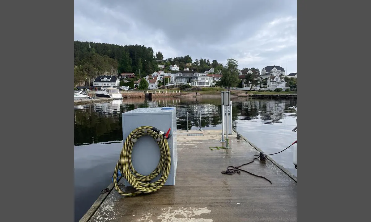 Holmsbu Havn: {"base": "no", "no": "Septikt\u00f8mming ytterst p\u00e5 gjestebrygge", "se": "Septikt\u00f6mning ytterst p\u00e5 g\u00e4stbrygga", "en": "Septic discharge at the outer part of the guest dock", "da": "Septikt\u00f8mning yderst p\u00e5 g\u00e6stebro"}