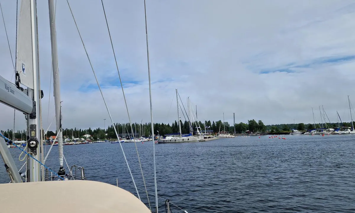 Holmsund - Patholmsviken: {"base": "en", "no": "N\u00e5r du kommer inn i havnen, er gjestepontongen den f\u00f8rste til h\u00f8yre, vendt mot det r\u00f8de klubbhuset.", "se": "N\u00e4r du g\u00e5r in i hamnen \u00e4r g\u00e4stponton den f\u00f6rsta till h\u00f6ger, mittemot det r\u00f6da klubbhuset.", "en": "When you enter the harbour, the guest pontoon is the first one on your right, facing the red club house.", "da": "N\u00e5r du sejler ind i havnen, er g\u00e6stepontonen den f\u00f8rste til h\u00f8jre, med front mod det r\u00f8de klubhus.", "fr": "Lorsque vous entrez dans le port, le ponton des invit\u00e9s est le premier sur votre droite, face au club-house rouge.", "de": "Wenn Sie den Hafen betreten, ist der G\u00e4steponton der erste auf Ihrer rechten Seite, gegen\u00fcber dem roten Klubhaus.", "es": "Cuando entres en el puerto, el pont\u00f3n de invitados es el primero a tu derecha, frente a la casa club roja.", "it": "Quando entri nel porto, il pontile degli ospiti \u00e8 il primo sulla destra, di fronte alla casa del club rossa.", "pt": "Quando entrar no porto, o pont\u00e3o para visitantes \u00e9 o primeiro \u00e0 sua direita, de frente para a casa do clube vermelho.", "nl": "Wanneer je de haven binnenkomt, is de gastenponton de eerste aan je rechterkant, tegenover het rode clubhuis.", "pl": "Kiedy wp\u0142yniesz do portu, go\u015bcinny pomost b\u0119dzie pierwszym po prawej stronie, naprzeciwko czerwonego budynku klubu.", "uk": "\u041a\u043e\u043b\u0438 \u0432\u0438 \u0437\u0430\u0445\u043e\u0434\u0438\u0442\u0435 \u0434\u043e \u0433\u0430\u0432\u0430\u043d\u0456, \u0433\u043e\u0441\u0442\u044c\u043e\u0432\u0438\u0439 \u043f\u0456\u0440\u0441 \u0431\u0443\u0434\u0435 \u043f\u0435\u0440\u0448\u0438\u043c \u0437 \u043f\u0440\u0430\u0432\u043e\u0433\u043e \u0431\u043e\u043a\u0443, \u043d\u0430\u0432\u043f\u0440\u043e\u0442\u0438 \u0447\u0435\u0440\u0432\u043e\u043d\u043e\u0433\u043e \u043a\u043b\u0443\u0431\u043d\u043e\u0433\u043e \u0431\u0443\u0434\u0438\u043d\u043a\u0443.", "ro": "C\u00e2nd intra\u021bi \u00een port, pontonul pentru oaspe\u021bi este primul pe dreapta, \u00een fa\u021ba clubului ro\u0219u.", "tr": "Liman\u0131n i\u00e7ine girdi\u011finizde, misafir pontonu sa\u011f\u0131n\u0131zdaki ilk pontondur ve k\u0131rm\u0131z\u0131 kul\u00fcp evine bakmaktad\u0131r.", "el": "\u038c\u03c4\u03b1\u03bd \u03bc\u03c0\u03b1\u03af\u03bd\u03b5\u03c4\u03b5 \u03c3\u03c4\u03bf \u03bb\u03b9\u03bc\u03ac\u03bd\u03b9, \u03b7 \u03c0\u03c1\u03bf\u03b2\u03bb\u03ae\u03c4\u03b1 \u03b3\u03b9\u03b1 \u03c4\u03bf\u03c5\u03c2 \u03b5\u03c0\u03b9\u03c3\u03ba\u03ad\u03c0\u03c4\u03b5\u03c2 \u03b5\u03af\u03bd\u03b1\u03b9 \u03b7 \u03c0\u03c1\u03ce\u03c4\u03b7 \u03c0\u03bf\u03c5 \u03b8\u03b1 \u03c3\u03c5\u03bd\u03b1\u03bd\u03c4\u03ae\u03c3\u03b5\u03c4\u03b5 \u03c3\u03c4\u03b1 \u03b4\u03b5\u03be\u03b9\u03ac \u03c3\u03b1\u03c2, \u03b1\u03c0\u03ad\u03bd\u03b1\u03bd\u03c4\u03b9 \u03b1\u03c0\u03cc \u03c4\u03bf \u03ba\u03cc\u03ba\u03ba\u03b9\u03bd\u03bf \u03ba\u03bb\u03b1\u03bc\u03c0.", "cs": "Kdy\u017e vjedete do p\u0159\u00edstavu, hostuj\u00edc\u00ed ponton je prvn\u00ed napravo, naproti \u010derven\u00e9mu klubov\u00e9mu domku.", "hu": "Amikor bel\u00e9psz a kik\u00f6t\u0151be, az els\u0151 vend\u00e9gpontonom az els\u0151 jobbra, szemben a piros klubh\u00e1zzal.", "fi": "Kun saavut satamaan, vieraslaituri on ensimm\u00e4inen oikealla, vastap\u00e4\u00e4t\u00e4 punaista kerhotaloa.", "bg": "\u041a\u043e\u0433\u0430\u0442\u043e \u0432\u043b\u0435\u0437\u0435\u0442\u0435 \u0432 \u043f\u0440\u0438\u0441\u0442\u0430\u043d\u0438\u0449\u0435\u0442\u043e, \u043f\u043e\u043d\u0442\u043e\u043d\u044a\u0442 \u0437\u0430 \u0433\u043e\u0441\u0442\u0438 \u0435 \u043f\u044a\u0440\u0432\u0438\u044f\u0442 \u043e\u0442\u0434\u044f\u0441\u043d\u043e, \u043e\u0431\u044a\u0440\u043d\u0430\u0442 \u043a\u044a\u043c \u0447\u0435\u0440\u0432\u0435\u043d\u0430\u0442\u0430 \u043a\u043b\u0443\u0431\u043d\u0430 \u043a\u044a\u0449\u0430.", "sr": "Kada u\u0111ete u luku, gostuju\u0107i ponton je prvi s va\u0161e desne strane, okrenut prema crvenoj klupskoj ku\u0107i.", "et": "Sadamasse sisenedes on k\u00fclaliste pontoon esimene paremal, punase klubihoone vastas.", "lv": "Kad ien\u0101kat ost\u0101, viesu pontons ir pirmais pa labi, pret\u012b sarkanajai kluba m\u0101jai.", "lt": "Kai \u012fplaukiate \u012f uost\u0105, sve\u010di\u0173 pontonas yra pirmasis de\u0161in\u0117je pus\u0117je, prie\u0161ais raudon\u0105 klub\u0173 nam\u0105."}