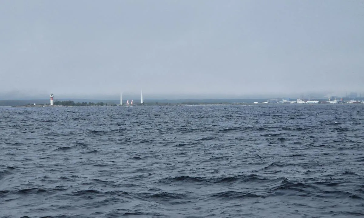 Holmsund - Patholmsviken: {"base": "en", "no": "Fra sj\u00f8en er gjestehavna p\u00e5 h\u00f8yre side av de to store vindturbinene (vi ser bare de to mastene i t\u00e5ke).<br>Du kan bruke enten den ene eller den andre leden, men merk at det er en stein midt i. Sjekk sj\u00f8kartet ditt.", "se": "Fr\u00e5n sj\u00f6n \u00e4r g\u00e4sthamnen p\u00e5 h\u00f6ger sida av de tv\u00e5 stora vindkraftverken (vi ser bara de tv\u00e5 masterna i dimma).<br />Du kan anv\u00e4nda antingen farlederna men notera att det finns en sten i mitten. Kontrollera ditt sj\u00f6kort.", "en": "From sea the guest harbour is on the right side of the two large wind turbine (we only see the two masts by fog).\r\nYour can use either fairways but note that in the middle there is a rock. Check your chart.", "da": "Fra havet er g\u00e6stehavnen p\u00e5 h\u00f8jre side af de to store vindm\u00f8ller (vi ser kun de to master i t\u00e5ge). Du kan bruge begge sejlruter, men bem\u00e6rk, at der er en klippe i midten. Tjek dit s\u00f8kort.", "fr": "Depuis la mer, le port de plaisance se trouve sur le c\u00f4t\u00e9 droit des deux grandes \u00e9oliennes (on ne voit que les deux m\u00e2ts par brouillard). Vous pouvez emprunter l'un ou l'autre des chenaux, mais notez qu'il y a un rocher au milieu. Consultez votre carte.", "de": "Vom Meer aus befindet sich der G\u00e4stehafen auf der rechten Seite der beiden gro\u00dfen Windturbinen (bei Nebel sehen wir nur die beiden Masten). Sie k\u00f6nnen entweder die Fahrrinnen benutzen, aber beachten Sie, dass sich in der Mitte ein Felsen befindet. \u00dcberpr\u00fcfen Sie Ihre Seekarte.", "es": "Desde el mar, el puerto de invitados est\u00e1 en el lado derecho de las dos grandes turbinas e\u00f3licas (solo vemos los dos m\u00e1stiles con niebla).<br>Your puede usar cualquiera de las dos rutas, pero tenga en cuenta que en el medio hay una roca. Verifique su carta n\u00e1utica.", "it": "Dal mare l'ospite del porto si trova sul lato destro delle due grandi turbine eoliche (vediamo solo i due alberi in caso di nebbia).<br>Poi utilizzare entrambi i canali ma nota che al centro c'\u00e8 una roccia. Controlla la tua carta nautica.", "pt": "Do mar, o porto de h\u00f3spedes est\u00e1 \u00e0 direita das duas grandes turbinas e\u00f3licas (s\u00f3 vemos os dois mastros com neblina). Voc\u00ea pode usar qualquer um dos canais, mas note que no meio h\u00e1 uma rocha. Verifique seu mapa.", "nl": "Vanaf zee ligt de gastenhaven aan de rechterkant van de twee grote windturbines (bij mist zien we alleen de twee masten). U kunt beide vaargeulen gebruiken, maar let op dat er in het midden een rots ligt. Raadpleeg uw kaart.", "pl": "Od strony morza port go\u015bcinny znajduje si\u0119 po prawej stronie dw\u00f3ch du\u017cych turbin wiatrowych (przy mg\u0142e wida\u0107 tylko dwa maszty). Mo\u017cesz korzysta\u0107 z dowolnych tor\u00f3w wodnych, ale zauwa\u017c, \u017ce po\u015brodku znajduje si\u0119 ska\u0142a. Sprawd\u017a swoj\u0105 map\u0119.", "uk": "\u0417 \u043c\u043e\u0440\u044f \u0433\u043e\u0441\u0442\u044c\u043e\u0432\u0430 \u0433\u0430\u0432\u0430\u043d\u044c \u0437\u043d\u0430\u0445\u043e\u0434\u0438\u0442\u044c\u0441\u044f \u043f\u0440\u0430\u0432\u043e\u0440\u0443\u0447 \u0432\u0456\u0434 \u0434\u0432\u043e\u0445 \u0432\u0435\u043b\u0438\u043a\u0438\u0445 \u0432\u0456\u0442\u0440\u044f\u043a\u0456\u0432 (\u0443 \u0442\u0443\u043c\u0430\u043d\u0456 \u0432\u0438\u0434\u043d\u043e \u043b\u0438\u0448\u0435 \u0434\u0432\u0456 \u0449\u043e\u0433\u043b\u0438). <br>Your \u043c\u043e\u0436\u0435 \u0432\u0438\u043a\u043e\u0440\u0438\u0441\u0442\u043e\u0432\u0443\u0432\u0430\u0442\u0438 \u0431\u0443\u0434\u044c-\u044f\u043a\u0438\u0439 \u0437 \u0444\u0430\u0440\u0432\u0430\u0442\u0435\u0440\u0456\u0432, \u0430\u043b\u0435 \u043c\u0430\u0439\u0442\u0435 \u043d\u0430 \u0443\u0432\u0430\u0437\u0456, \u0449\u043e \u043f\u043e\u0441\u0435\u0440\u0435\u0434\u0438\u043d\u0456 \u0454 \u043a\u0430\u043c\u0456\u043d\u044c. \u041f\u0435\u0440\u0435\u0432\u0456\u0440\u0442\u0435 \u0432\u0430\u0448\u0443 \u043d\u0430\u0432\u0456\u0433\u0430\u0446\u0456\u0439\u043d\u0443 \u043a\u0430\u0440\u0442\u0443.", "ro": "Dinspre mare, portul pentru oaspe\u021bi este pe partea dreapt\u0103 a celor dou\u0103 turbine eoliene mari (vedem doar cele dou\u0103 catarge pe cea\u021b\u0103).<br>Pute\u021bi folosi oricare dintre c\u0103ile navigabile, dar re\u021bine\u021bi c\u0103 \u00een mijloc exist\u0103 o st\u00e2nc\u0103. Verifica\u021bi-v\u0103 harta.", "tr": "Denizden, misafir liman\u0131 iki b\u00fcy\u00fck r\u00fczgar t\u00fcrbininin sa\u011f taraf\u0131ndad\u0131r (sis oldu\u011funda sadece iki dire\u011fi g\u00f6r\u00fcr\u00fcz). Hangi rotay\u0131 kullanabilece\u011finizi se\u00e7ebilirsiniz ancak ortada bir kaya oldu\u011funu unutmay\u0131n. Haritan\u0131z\u0131 kontrol edin.", "el": "\u0391\u03c0\u03cc \u03c4\u03b7 \u03b8\u03ac\u03bb\u03b1\u03c3\u03c3\u03b1, \u03c4\u03bf \u03bb\u03b9\u03bc\u03ac\u03bd\u03b9 \u03be\u03ad\u03bd\u03c9\u03bd \u03b2\u03c1\u03af\u03c3\u03ba\u03b5\u03c4\u03b1\u03b9 \u03c3\u03c4\u03b1 \u03b4\u03b5\u03be\u03b9\u03ac \u03c4\u03c9\u03bd \u03b4\u03cd\u03bf \u03bc\u03b5\u03b3\u03ac\u03bb\u03c9\u03bd \u03b1\u03bd\u03b5\u03bc\u03bf\u03b3\u03b5\u03bd\u03bd\u03b7\u03c4\u03c1\u03b9\u03ce\u03bd (\u03b2\u03bb\u03ad\u03c0\u03bf\u03c5\u03bc\u03b5 \u03bc\u03cc\u03bd\u03bf \u03c4\u03bf\u03c5\u03c2 \u03b4\u03cd\u03bf \u03b9\u03c3\u03c4\u03bf\u03cd\u03c2 \u03c3\u03b5 \u03bf\u03bc\u03af\u03c7\u03bb\u03b7).<br>\u039c\u03c0\u03bf\u03c1\u03b5\u03af\u03c4\u03b5 \u03bd\u03b1 \u03c7\u03c1\u03b7\u03c3\u03b9\u03bc\u03bf\u03c0\u03bf\u03b9\u03ae\u03c3\u03b5\u03c4\u03b5 \u03bf\u03c0\u03bf\u03b9\u03bf\u03bd\u03b4\u03ae\u03c0\u03bf\u03c4\u03b5 \u03b8\u03b1\u03bb\u03ac\u03c3\u03c3\u03b9\u03bf \u03b4\u03af\u03b1\u03c5\u03bb\u03bf, \u03b1\u03bb\u03bb\u03ac \u03c3\u03b7\u03bc\u03b5\u03b9\u03ce\u03c3\u03c4\u03b5 \u03cc\u03c4\u03b9 \u03c3\u03c4\u03b7 \u03bc\u03ad\u03c3\u03b7 \u03c5\u03c0\u03ac\u03c1\u03c7\u03b5\u03b9 \u03ad\u03bd\u03b1\u03c2 \u03b2\u03c1\u03ac\u03c7\u03bf\u03c2. \u0395\u03bb\u03ad\u03b3\u03be\u03c4\u03b5 \u03c4\u03bf\u03bd \u03c7\u03ac\u03c1\u03c4\u03b7 \u03c3\u03b1\u03c2.", "cs": "Z mo\u0159e je hostuj\u00edc\u00ed p\u0159\u00edstav na prav\u00e9 stran\u011b u dvou velk\u00fdch v\u011btrn\u00fdch turb\u00edn (v mlze vid\u00edme pouze dva sto\u017e\u00e1ry). M\u016f\u017eete pou\u017e\u00edt kteroukoli trasu, ale vezm\u011bte na v\u011bdom\u00ed, \u017ee uprost\u0159ed je sk\u00e1la. Zkontrolujte svou mapu.", "hu": "A tengerr\u0151l n\u00e9zve a vend\u00e9gkik\u00f6t\u0151 a k\u00e9t nagy sz\u00e9lturbina jobb oldal\u00e1n tal\u00e1lhat\u00f3 (k\u00f6dben csak a k\u00e9t \u00e1rb\u00f3cot l\u00e1tjuk). Haszn\u00e1lhatod b\u00e1rmelyik haj\u00f3z\u00e1si \u00fatvonalat, de vedd figyelembe, hogy k\u00f6z\u00e9pen van egy szikla. Ellen\u0151rizd a t\u00e9rk\u00e9pedet.", "fi": "Merelt\u00e4 tultaessa vierassatama on kahden suuren tuulivoimalan oikealla puolella (sumussa n\u00e4emme vain kaksi mastoa). Voit k\u00e4ytt\u00e4\u00e4 kumpaa tahansa v\u00e4yl\u00e4\u00e4, mutta huomaa, ett\u00e4 keskell\u00e4 on kallio. Tarkista karttasi.", "bg": "\u041e\u0442 \u043c\u043e\u0440\u0435\u0442\u043e \u0433\u043e\u0441\u0442\u043e\u043f\u0440\u0438\u0435\u043c\u043d\u043e\u0442\u043e \u043f\u0440\u0438\u0441\u0442\u0430\u043d\u0438\u0449\u0435 \u0435 \u043e\u0442 \u0434\u044f\u0441\u043d\u0430\u0442\u0430 \u0441\u0442\u0440\u0430\u043d\u0430 \u043d\u0430 \u0434\u0432\u0430\u0442\u0430 \u0433\u043e\u043b\u0435\u043c\u0438 \u0432\u044f\u0442\u044a\u0440\u043d\u0438 \u0442\u0443\u0440\u0431\u0438\u043d\u0438 (\u043f\u0440\u0438 \u043c\u044a\u0433\u043b\u0430 \u0432\u0438\u0436\u0434\u0430\u043c\u0435 \u0441\u0430\u043c\u043e \u0434\u0432\u0430\u0442\u0430 \u043c\u0430\u0447\u0442\u0430). \u041c\u043e\u0436\u0435\u0442\u0435 \u0434\u0430 \u043f\u043e\u043b\u0437\u0432\u0430\u0442\u0435 \u043a\u043e\u0439\u0442\u043e \u0438 \u0434\u0430 \u0435 \u043e\u0442 \u0434\u0432\u0430\u0442\u0430 \u0444\u0430\u0440\u0432\u0430\u0442\u0435\u0440\u0430, \u043d\u043e \u0438\u043c\u0430\u0439\u0442\u0435 \u043f\u0440\u0435\u0434\u0432\u0438\u0434, \u0447\u0435 \u0432 \u0441\u0440\u0435\u0434\u0430\u0442\u0430 \u0438\u043c\u0430 \u0441\u043a\u0430\u043b\u0430. \u041f\u0440\u043e\u0432\u0435\u0440\u0435\u0442\u0435 \u0441\u0438 \u043a\u0430\u0440\u0442\u0430\u0442\u0430.", "sr": "Sa mora, gostuju\u0107a luka je sa desne strane dve velike vetroturbine (po magli vidimo samo dva jarbola). Mo\u017eete koristiti bilo koji plovni put, ali imajte na umu da se u sredini nalazi stena. Proverite svoju navigacionu kartu.", "et": "Merelt tulles j\u00e4\u00e4b k\u00fclalissadam kahe suure tuuleturbiini paremale poole (udus on n\u00e4ha ainult kahte masti). V\u00f5ite kasutada kas \u00fchte v\u00f5i teist laevateed, aga pidage meeles, et keskel on kalju. Kontrollige oma kaarti.", "lv": "No j\u016bras puses viesu osta atrodas labaj\u0101 pus\u0113 no div\u0101m lielaj\u0101m v\u0113ja turb\u012bn\u0101m (migl\u0101 m\u0113s redzam tikai divus mastus). J\u016bs varat izmantot jebkuru ku\u0123u ce\u013cu, bet iev\u0113rojiet, ka vid\u016b ir klints. P\u0101rbaudiet savu karti.", "lt": "I\u0161 j\u016bros sve\u010di\u0173 uostas yra de\u0161in\u0117je pus\u0117je \u0161alia dviej\u0173 dideli\u0173 v\u0117jo turbin\u0173 (r\u016bke matome tik du stiebus).<br> Galite naudoti bet kuri\u0105 farvater\u012f, bet atkreipkite d\u0117mes\u012f, kad per vidur\u012f yra uola. Patikrinkite savo j\u016brlap\u012f."}