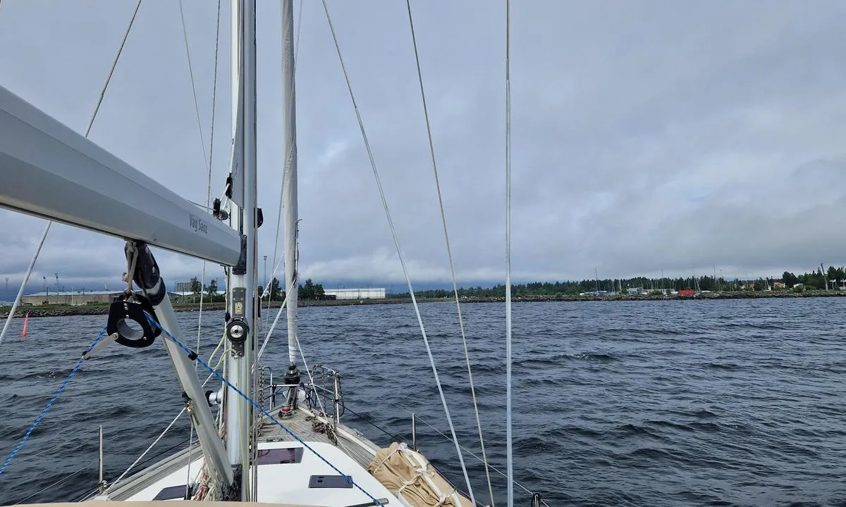Holmsund - Patholmsviken: {"base": "en", "no": "Inngangen er ikke lett \u00e5 f\u00e5 \u00f8ye p\u00e5. Den er rett til h\u00f8yre for den gr\u00e5 hangaren. B\u00f8yer markerer leden.", "se": "Intr\u00e4det \u00e4r inte s\u00e5 l\u00e4tt att uppt\u00e4cka. Det \u00e4r precis till h\u00f6ger om den gr\u00e5 hangaren. <br> Bojar markerar den r\u00e4tta v\u00e4gen.", "en": "Entrance is not that easy to spot. It's just right of the grey hangar.\r\nBuoys mark the fair way.", "da": "Indsejlingen er ikke let at f\u00e5 \u00f8je p\u00e5. Den er lige til h\u00f8jre for den gr\u00e5 hangar. B\u00f8jer markerer sejlrenden.", "fr": "L'entr\u00e9e n'est pas si facile \u00e0 rep\u00e9rer. Elle se trouve juste \u00e0 droite du hangar gris. Des bou\u00e9es marquent le chenal.", "de": "Der Eingang ist nicht leicht zu erkennen. Er befindet sich direkt rechts von dem grauen Hangar. Bojen markieren das Fahrwasser.", "es": "La entrada no es tan f\u00e1cil de localizar. Est\u00e1 justo a la derecha del hangar gris. Las boyas marcan el camino seguro.", "it": "L'ingresso non \u00e8 cos\u00ec facile da individuare. \u00c8 appena a destra dell'hangar grigio. <br> Le boe segnalano la via di accesso.", "pt": "A entrada n\u00e3o \u00e9 t\u00e3o f\u00e1cil de identificar. Fica logo \u00e0 direita do hangar cinza.<br>Boias marcam o canal de navega\u00e7\u00e3o.", "nl": "De ingang is niet gemakkelijk te zien. Het is net rechts van de grijze loods. Boeien markeren het vaarwater.", "pl": "Wej\u015bcie nie jest \u0142atwe do zauwa\u017cenia. Znajduje si\u0119 tu\u017c na prawo od szarego hangaru. Boje oznaczaj\u0105 tor wodny.", "uk": "\u0412\u0445\u0456\u0434 \u043f\u043e\u043c\u0456\u0442\u0438\u0442\u0438 \u043d\u0435\u043f\u0440\u043e\u0441\u0442\u043e. \u0412\u0456\u043d \u0437\u043d\u0430\u0445\u043e\u0434\u0438\u0442\u044c\u0441\u044f \u043f\u0440\u0430\u0432\u043e\u0440\u0443\u0447 \u0432\u0456\u0434 \u0441\u0456\u0440\u043e\u0433\u043e \u0430\u043d\u0433\u0430\u0440\u0443.<br>\u0411\u0443\u0457 \u043f\u043e\u0437\u043d\u0430\u0447\u0430\u044e\u0442\u044c \u0444\u0430\u0440\u0432\u0430\u0442\u0435\u0440.", "ro": "Intrarea nu este at\u00e2t de u\u0219or de observat. Este chiar la dreapta hangarului gri. Balizele marcheaz\u0103 calea navigabil\u0103.", "tr": "Giri\u015f fark etmek o kadar kolay de\u011fil. Gri hangar\u0131n hemen sa\u011f\u0131nda. \u015eamand\u0131ralar g\u00fcvenli yolu i\u015faret ediyor.", "el": "\u0397 \u03b5\u03af\u03c3\u03bf\u03b4\u03bf\u03c2 \u03b4\u03b5\u03bd \u03b5\u03af\u03bd\u03b1\u03b9 \u03b5\u03cd\u03ba\u03bf\u03bb\u03bf \u03bd\u03b1 \u03b5\u03bd\u03c4\u03bf\u03c0\u03b9\u03c3\u03c4\u03b5\u03af. \u0395\u03af\u03bd\u03b1\u03b9 \u03b1\u03ba\u03c1\u03b9\u03b2\u03ce\u03c2 \u03b4\u03b5\u03be\u03b9\u03ac \u03b1\u03c0\u03cc \u03c4\u03bf \u03b3\u03ba\u03c1\u03b9 \u03c5\u03c0\u03cc\u03c3\u03c4\u03b5\u03b3\u03bf.<br/>\u03a3\u03b7\u03bc\u03b1\u03b4\u03bf\u03cd\u03c1\u03b5\u03c2 \u03c3\u03b7\u03bc\u03b1\u03c4\u03bf\u03b4\u03bf\u03c4\u03bf\u03cd\u03bd \u03c4\u03b7\u03bd \u03bf\u03c1\u03b8\u03ae \u03c0\u03bf\u03c1\u03b5\u03af\u03b1.", "cs": "Vjezd nen\u00ed snadn\u00e9 naj\u00edt. Je t\u011bsn\u011b vedle \u0161ed\u00e9 haly. B\u00f3je ozna\u010duj\u00ed spr\u00e1vnou cestu.", "hu": "A bej\u00e1rat nem k\u00f6nnyen \u00e9szrevehet\u0151. K\u00f6zvetlen\u00fcl a sz\u00fcrke hang\u00e1r jobb oldal\u00e1n tal\u00e1lhat\u00f3. A b\u00f3j\u00e1k jelzik a biztons\u00e1gos \u00fatvonalat.", "fi": "Sis\u00e4\u00e4ntuloa ei ole helppo huomata. Se on aivan harmaan hallin oikealla puolella. Poijut merkitsev\u00e4t v\u00e4yl\u00e4n.", "bg": "\u0412\u0445\u043e\u0434\u044a\u0442 \u043d\u0435 \u0435 \u043b\u0435\u0441\u0435\u043d \u0437\u0430 \u0440\u0430\u0437\u043f\u043e\u0437\u043d\u0430\u0432\u0430\u043d\u0435. \u0422\u043e\u0439 \u0441\u0435 \u043d\u0430\u043c\u0438\u0440\u0430 \u0442\u043e\u0447\u043d\u043e \u0432\u0434\u044f\u0441\u043d\u043e \u043e\u0442 \u0441\u0438\u0432\u0438\u044f \u0445\u0430\u043d\u0433\u0430\u0440. \u0411\u0443\u0438\u0442\u0435 \u043c\u0430\u0440\u043a\u0438\u0440\u0430\u0442 \u0431\u0435\u0437\u043e\u043f\u0430\u0441\u043d\u0438\u044f \u043f\u044a\u0442.", "sr": "\u0423\u043b\u0430\u0437\u0430\u043a \u043d\u0438\u0458\u0435 \u0442\u0430\u043a\u043e \u043b\u0430\u043a\u043e \u0443\u043e\u0447\u0438\u0442\u0438. \u041d\u0430\u043b\u0430\u0437\u0438 \u0441\u0435 \u043e\u0434\u043c\u0430\u0445 \u0434\u0435\u0441\u043d\u043e \u043e\u0434 \u0441\u0438\u0432\u043e\u0433 \u0445\u0430\u043d\u0433\u0430\u0440a. \u041e\u0437\u043d\u0430\u043a\u0435 \u043e\u0431\u0435\u043b\u0435\u0436\u0430\u0432\u0430\u0458\u0443 \u043f\u043b\u043e\u0432\u043d\u0438 \u043f\u0443\u0442.", "et": "Sissep\u00e4\u00e4su ei ole lihtne m\u00e4rgata. See on kohe halli angaari paremal. Poiid t\u00e4histavad ohutut sisses\u00f5iduteed.", "lv": "Ieeju nav tik viegli paman\u012bt. T\u0101 ir tie\u0161i pa labi no pel\u0113k\u0101 ang\u0101ra. Bojas iez\u012bm\u0113 navig\u0101cijas ce\u013cu.", "lt": "\u012e\u0117jimas n\u0117ra lengvai pastebimas. Jis yra de\u0161in\u0117je nuo pilko angaro. <br> Boujos \u017eymi bezpekel\u0119."}