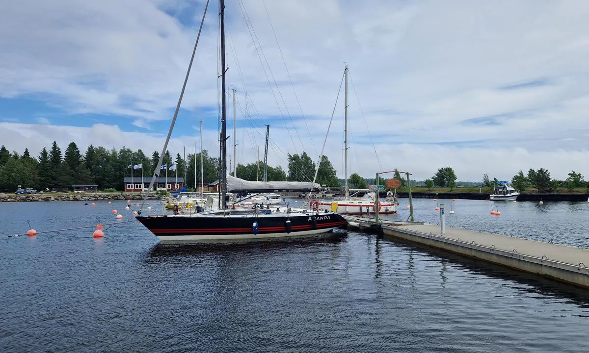 Holmsund - Patholmsviken: {"base": "en", "no": "Bes\u00f8kspontongen er godt avgrenset. Fort\u00f8yning via akterb\u00f8ye til en pontong. Fasilitetene er i det r\u00f8de huset p\u00e5 enden av pontongen.", "se": "Bes\u00f6kspontonen \u00e4r v\u00e4l avgr\u00e4nsad. F\u00f6rt\u00f6jning via akterboj till en ponton. Fasiliteter finns i det r\u00f6da huset vid slutet av pontonen.", "en": "The visitor pontoon is well delimited. Mooring via stern buoy to a pontoon.\r\nFacilities are in the red house at the end of the pontoon.", "da": "G\u00e6stepontonen er godt afgr\u00e6nset. Fort\u00f8jning via agterb\u00f8je til en ponton. Faciliteter findes i det r\u00f8de hus for enden af pontonen.", "fr": "Le ponton visiteurs est bien d\u00e9limit\u00e9. Amarrage par bou\u00e9e de poupe \u00e0 un ponton.<br>Les installations se trouvent dans la maison rouge au bout du ponton.", "de": "Der Besucher-Ponton ist gut abgegrenzt. Anlegen \u00fcber Heckboje an einem Ponton. Die Einrichtungen befinden sich im roten Haus am Ende des Pontons.", "es": "El pantal\u00e1n para visitantes est\u00e1 bien delimitado. Amarre mediante boya de popa a un pantal\u00e1n. Las instalaciones est\u00e1n en la casa roja al final del pantal\u00e1n.", "it": "Il pontile per i visitatori \u00e8 ben delimitato. Ormeggio tramite gavitello di poppa a un pontile. I servizi si trovano nella casa rossa alla fine del pontile.", "pt": "O pont\u00e3o para visitantes est\u00e1 bem delimitado. Amarra\u00e7\u00e3o via boia de popa a um pont\u00e3o. As instala\u00e7\u00f5es est\u00e3o na casa vermelha no final do pont\u00e3o.", "nl": "Het bezoekersponton is goed afgebakend. Aanleggen via een achterboei aan een ponton. Faciliteiten zijn in het rode huis aan het einde van het ponton.", "pl": "<p>Ponton dla go\u015bci jest dobrze oznaczony. Cumowanie przy u\u017cyciu boi rufowej do pontonu.</p><p>Udogodnienia znajduj\u0105 si\u0119 w czerwonym domu na ko\u0144cu pontonu.</p>", "uk": "\u041f\u043e\u043d\u0442\u043e\u043d \u0434\u043b\u044f \u0432\u0456\u0434\u0432\u0456\u0434\u0443\u0432\u0430\u0447\u0456\u0432 \u0434\u043e\u0431\u0440\u0435 \u0440\u043e\u0437\u043c\u0435\u0436\u043e\u0432\u0430\u043d\u0438\u0439. \u0421\u0442\u0456\u0439\u043a\u0430 \u043d\u0430 \u0448\u0432\u0430\u0440\u0442\u0443\u0432\u0430\u043d\u043d\u044f \u0447\u0435\u0440\u0435\u0437 \u043a\u043e\u0440\u043c\u043e\u0432\u0438\u0439 \u0431\u0443\u0439 \u0434\u043e \u043f\u043e\u043d\u0442\u043e\u043d\u0443. \u0417\u0440\u0443\u0447\u043d\u043e\u0441\u0442\u0456 \u0437\u043d\u0430\u0445\u043e\u0434\u044f\u0442\u044c\u0441\u044f \u0432 \u0447\u0435\u0440\u0432\u043e\u043d\u043e\u043c\u0443 \u0431\u0443\u0434\u0438\u043d\u043a\u0443 \u0432 \u043a\u0456\u043d\u0446\u0456 \u043f\u043e\u043d\u0442\u043e\u043d\u0443.", "ro": "Pontona pentru vizitatori este bine delimitat\u0103. Ancorare la geamandur\u0103 de pupa c\u0103tre o ponton\u0103. Facilit\u0103\u021bile se afl\u0103 \u00een casa ro\u0219ie la cap\u0103tul pontonei.", "tr": "Ziyaret\u00e7i iskelesi iyi belirlenmi\u015ftir. \u0130skeleye k\u0131\u00e7tan ba\u011flanarak demirlenir. Tesisler iskele sonundaki k\u0131rm\u0131z\u0131 binadad\u0131r.", "el": "\u0397 \u03c0\u03c1\u03bf\u03b2\u03bb\u03ae\u03c4\u03b1 \u03b5\u03c0\u03b9\u03c3\u03ba\u03b5\u03c0\u03c4\u03ce\u03bd \u03b5\u03af\u03bd\u03b1\u03b9 \u03ba\u03b1\u03bb\u03ac \u03bf\u03c1\u03b9\u03bf\u03b8\u03b5\u03c4\u03b7\u03bc\u03ad\u03bd\u03b7. \u03a0\u03c1\u03cc\u03c3\u03b4\u03b5\u03c3\u03b7 \u03bc\u03ad\u03c3\u03c9 \u03c0\u03c1\u03cd\u03bc\u03bd\u03b7\u03c2 \u03c0\u03c1\u03cc\u03c3\u03b4\u03b5\u03c3\u03b7\u03c2 \u03c3\u03b5 \u03c0\u03c1\u03bf\u03b2\u03bb\u03ae\u03c4\u03b1. \u039f\u03b9 \u03b5\u03b3\u03ba\u03b1\u03c4\u03b1\u03c3\u03c4\u03ac\u03c3\u03b5\u03b9\u03c2 \u03b2\u03c1\u03af\u03c3\u03ba\u03bf\u03bd\u03c4\u03b1\u03b9 \u03c3\u03c4\u03bf \u03ba\u03cc\u03ba\u03ba\u03b9\u03bd\u03bf \u03ba\u03c4\u03af\u03c1\u03b9\u03bf \u03c3\u03c4\u03bf \u03c4\u03ad\u03bb\u03bf\u03c2 \u03c4\u03b7\u03c2 \u03c0\u03c1\u03bf\u03b2\u03bb\u03ae\u03c4\u03b1\u03c2.", "cs": "N\u00e1v\u0161t\u011bvnick\u00e9 molo je dob\u0159e vymezen\u00e9. Vyv\u00e1z\u00e1n\u00ed pomoc\u00ed z\u00e1\u010fov\u00e9 b\u00f3je k molu. Za\u0159\u00edzen\u00ed se nach\u00e1zej\u00ed v \u010derven\u00e9m dom\u011b na konci mola.", "hu": "A l\u00e1togat\u00f3i ponton j\u00f3l k\u00f6r\u00fclhat\u00e1rolt. H\u00e1ts\u00f3 b\u00f3jump\u00e1s kik\u00f6t\u00e9s egy pontonhoz. L\u00e9tes\u00edtm\u00e9nyek a ponton v\u00e9g\u00e9n l\u00e9v\u0151 piros h\u00e1zban tal\u00e1lhat\u00f3k.", "fi": "Vieraslaituri on hyvin rajattu. Kiinnittyminen tapahtuu per\u00e4poijun kautta laituriin. Palvelut sijaitsevat punaisessa talossa laiturin p\u00e4\u00e4ss\u00e4.", "bg": "\u041f\u043e\u043d\u0442\u043e\u043d\u044a\u0442 \u0437\u0430 \u043f\u043e\u0441\u0435\u0442\u0438\u0442\u0435\u043b\u0438 \u0435 \u0434\u043e\u0431\u0440\u0435 \u043e\u0433\u0440\u0430\u043d\u0438\u0447\u0435\u043d. \u0428\u0432\u0430\u0440\u0442\u043e\u0432\u0430\u043d\u0435 \u0447\u0440\u0435\u0437 \u043a\u044a\u0440\u043c\u043e\u0432 \u0431\u0443\u0439 \u043a\u044a\u043c \u043f\u043e\u043d\u0442\u043e\u043d\u0430. \u0423\u0434\u043e\u0431\u0441\u0442\u0432\u0430\u0442\u0430 \u0441\u0430 \u0432 \u0447\u0435\u0440\u0432\u0435\u043d\u0430\u0442\u0430 \u043a\u044a\u0449\u0430 \u0432 \u043a\u0440\u0430\u044f \u043d\u0430 \u043f\u043e\u043d\u0442\u043e\u043d\u0430.", "sr": "Gostuju\u0107i ponton je dobro ozna\u010den. Privezivanje krmom uz bovu do pontona. Sadr\u017eaji se nalaze u crvenoj ku\u0107i na kraju pontona.", "et": "K\u00fclastaja pontoon on h\u00e4sti piiritletud. Sildumine ahtrik\u00f6iega pontooni k\u00fclge. Rajatised asuvad punases majas pontooni l\u00f5pus.", "lv": "Apmekl\u0113t\u0101ju pontons ir labi norobe\u017eots. Noenkuro\u0161an\u0101s ar paka\u013c\u0113j\u0101s bojas pal\u012bdz\u012bbu pie pontona. Iek\u0101rtas atrodas sarkanaj\u0101 m\u0101j\u0101 pontona gal\u0101.", "lt": "Sve\u010di\u0173 pontonas yra gerai apibr\u0117\u017etas. Prisi\u0161vartavimas naudojant laivo galin\u012f inkar\u0105 prie pontono.<br> Paslaugos yra raudoname name pontono gale."}